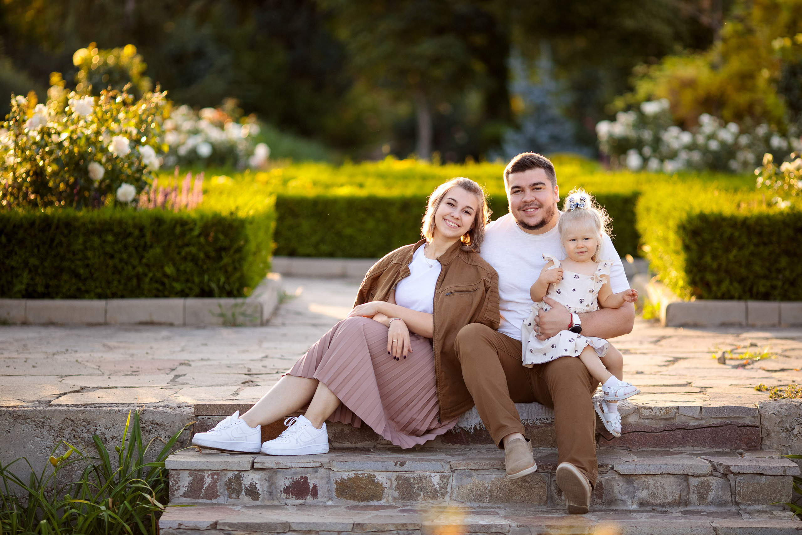 Теплая семейная история в уютном саду. Свадебный и семейный фотограф в Алматы Алексей Балышев
