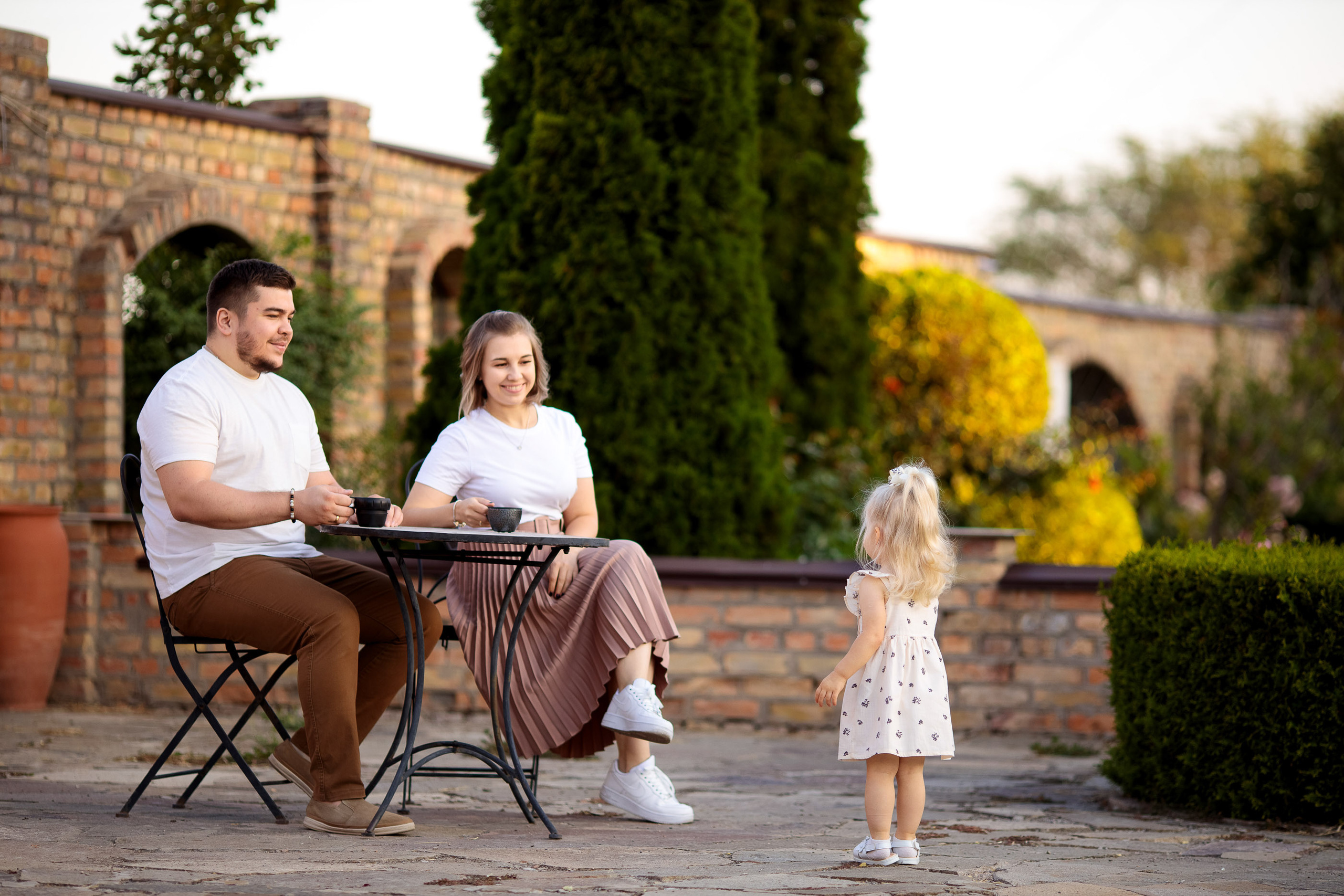 Теплая семейная история в уютном саду. Свадебный и семейный фотограф в Алматы Алексей Балышев