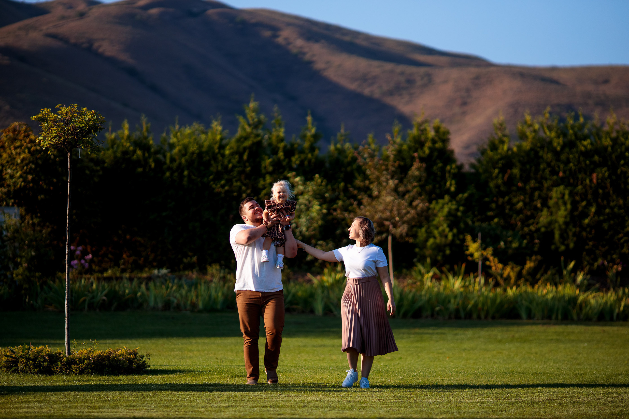 Теплая семейная история в уютном саду. Свадебный и семейный фотограф в Алматы Алексей Балышев