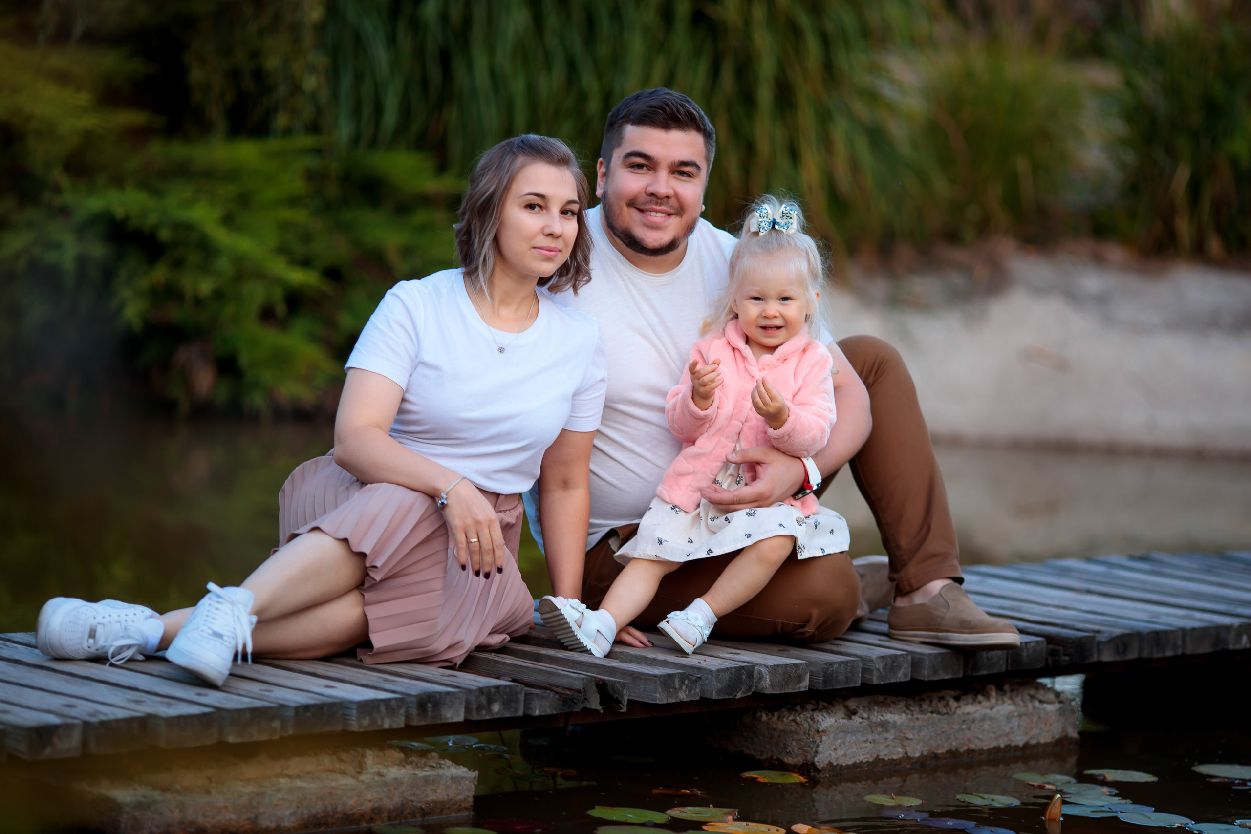 Теплая семейная история в уютном саду. Свадебный и семейный фотограф в Алматы Алексей Балышев