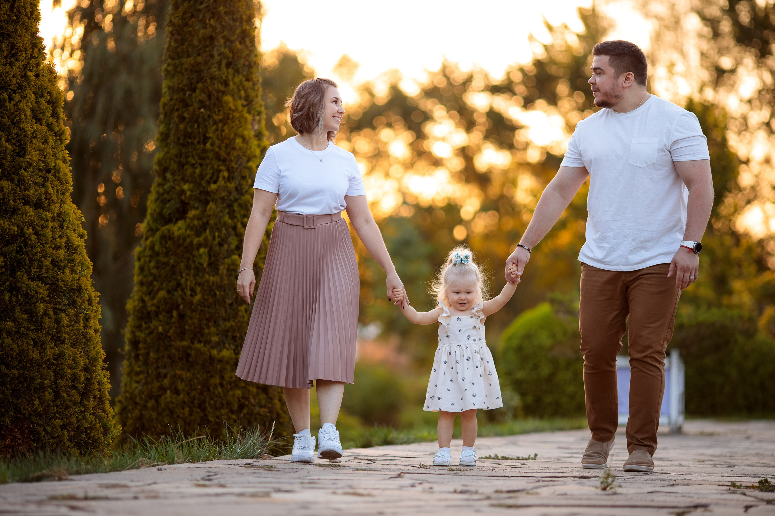 Теплая семейная история в уютном саду. Свадебный и семейный фотограф в Алматы Алексей Балышев