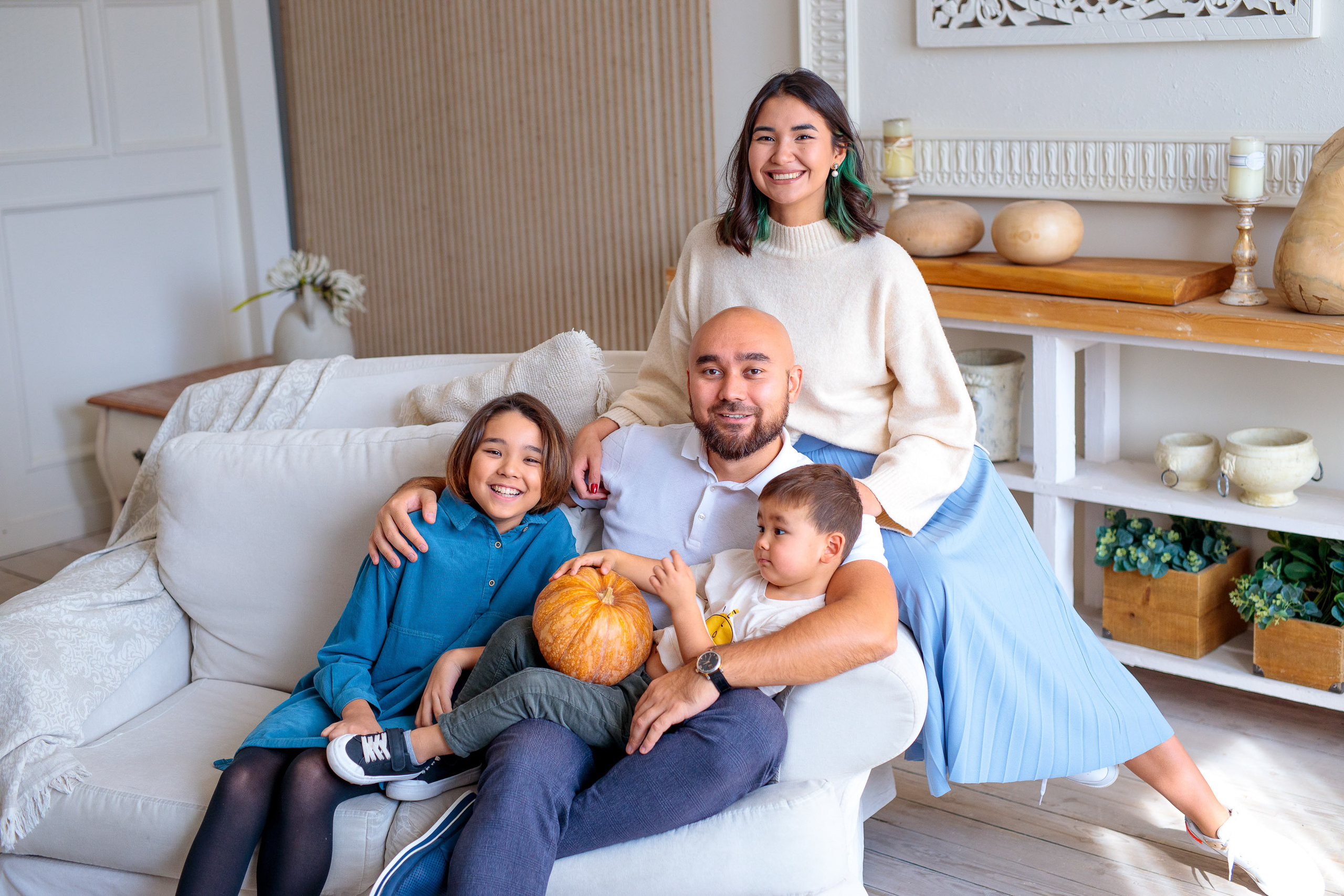 Фотосессия в студии большой семьи. Свадебный и семейный фотограф в Алматы Алексей Балышев