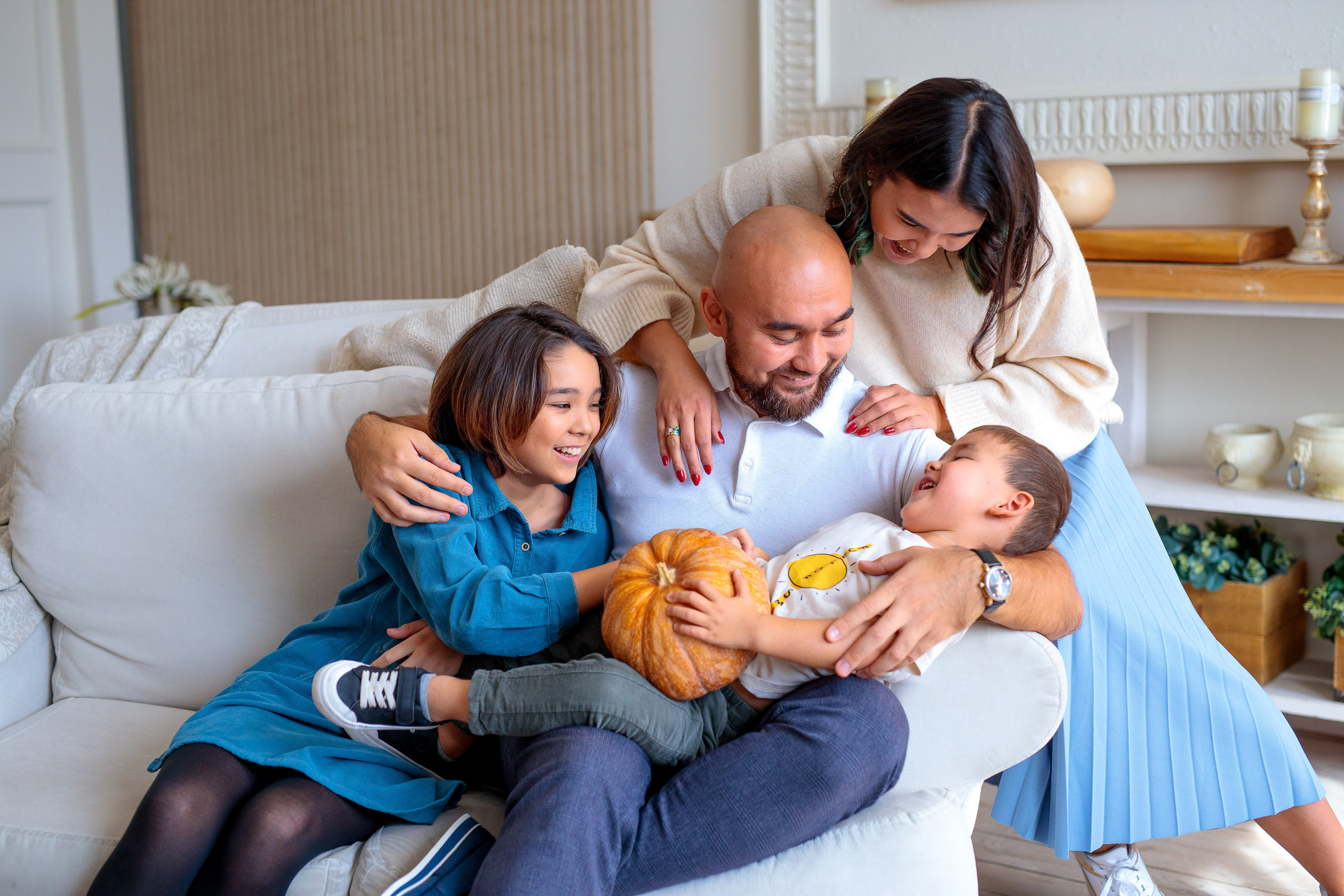 Фотосессия в студии большой семьи. Свадебный и семейный фотограф в Алматы Алексей Балышев