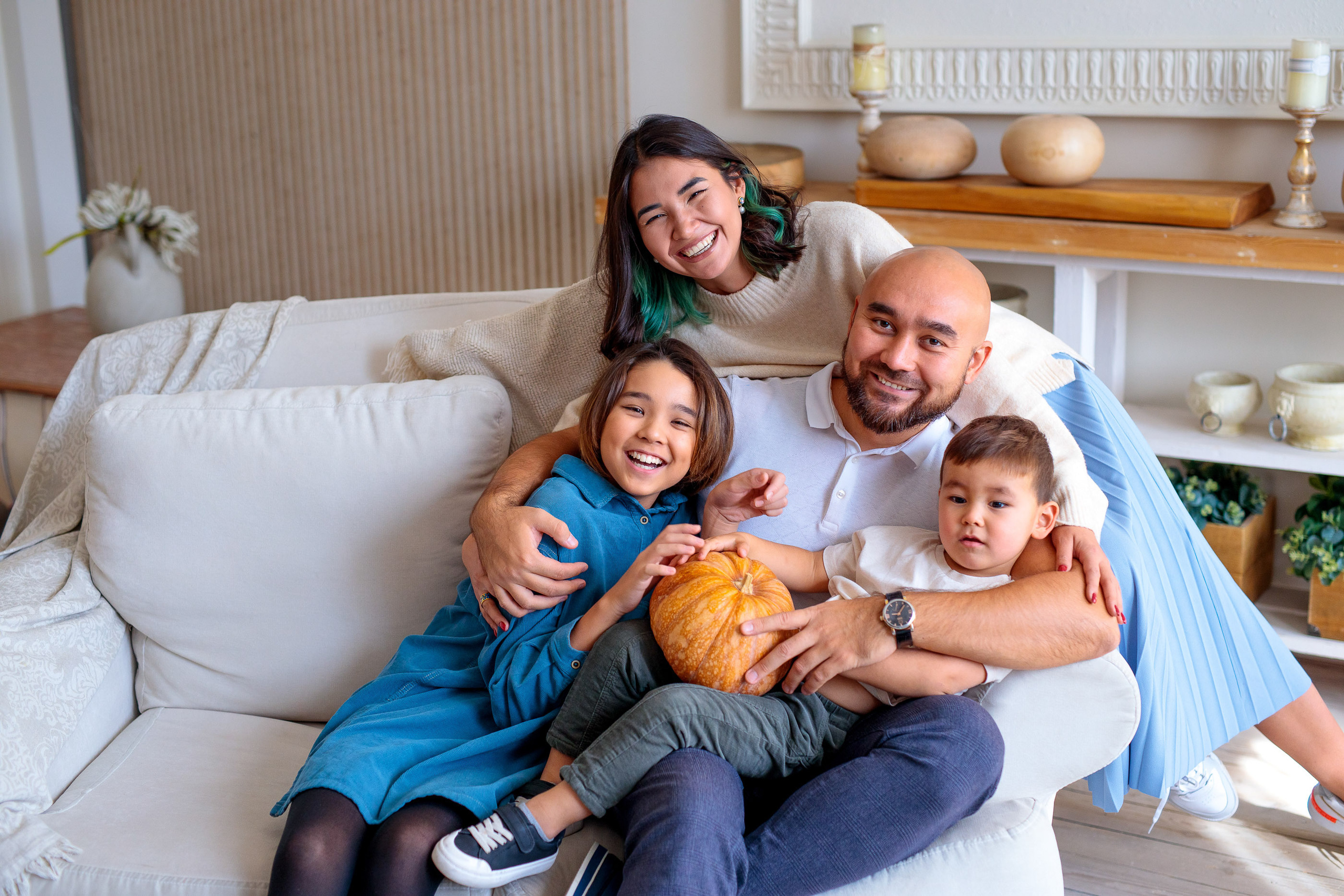 Фотосессия в студии большой семьи. Свадебный и семейный фотограф в Алматы Алексей Балышев