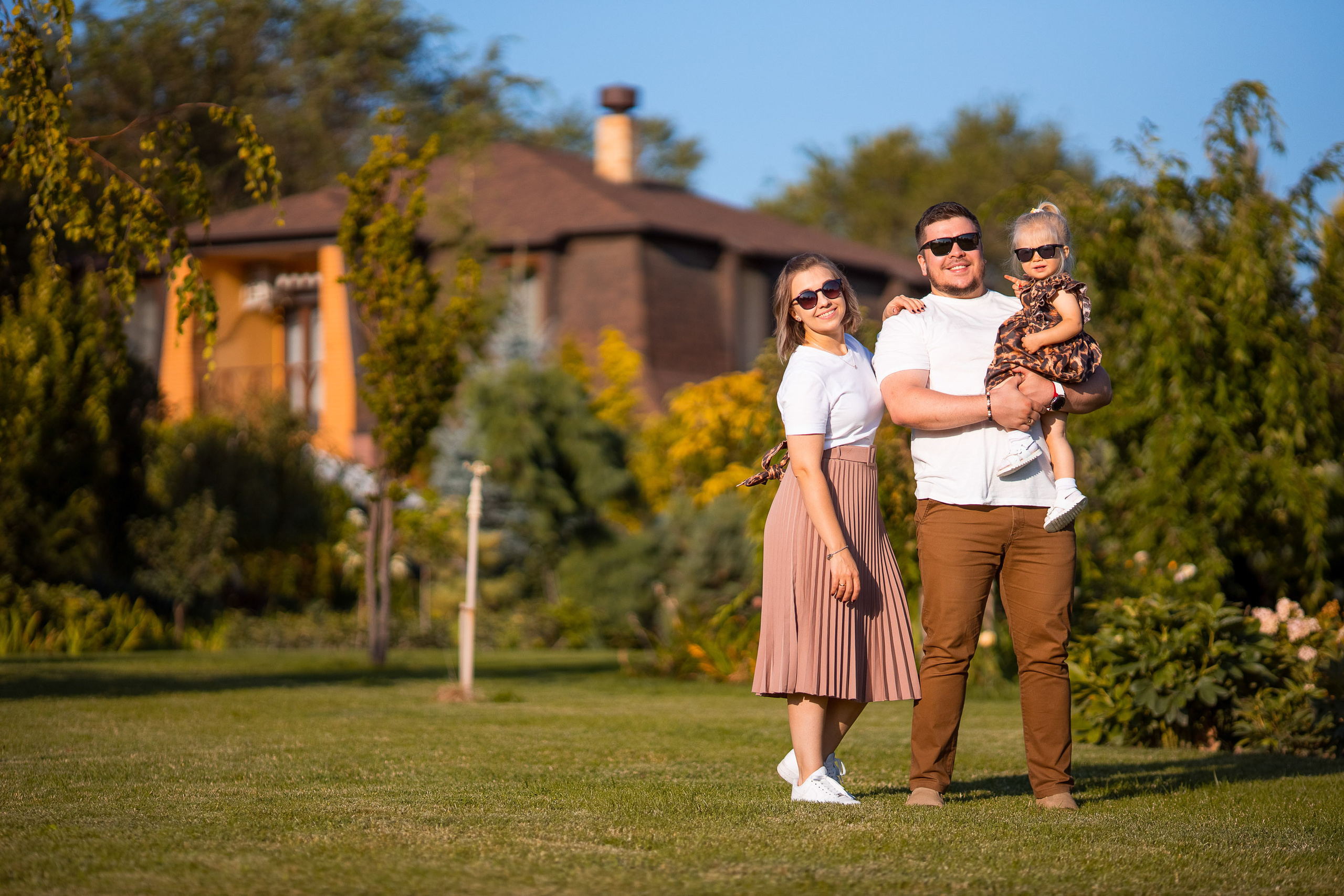 Теплая семейная история в уютном саду. Свадебный и семейный фотограф в Алматы Алексей Балышев