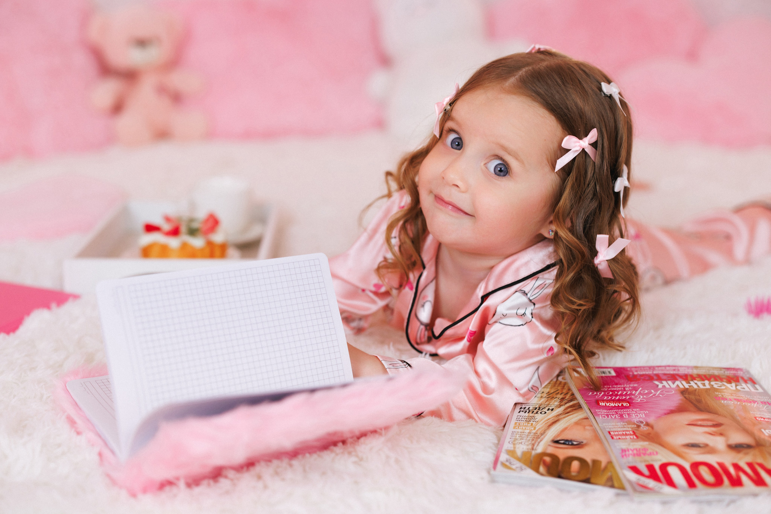 Фотосессия для девочек в интерьере розовой комнаты. Семейный и детский фотограф в Краснодаре Анна Трашкова