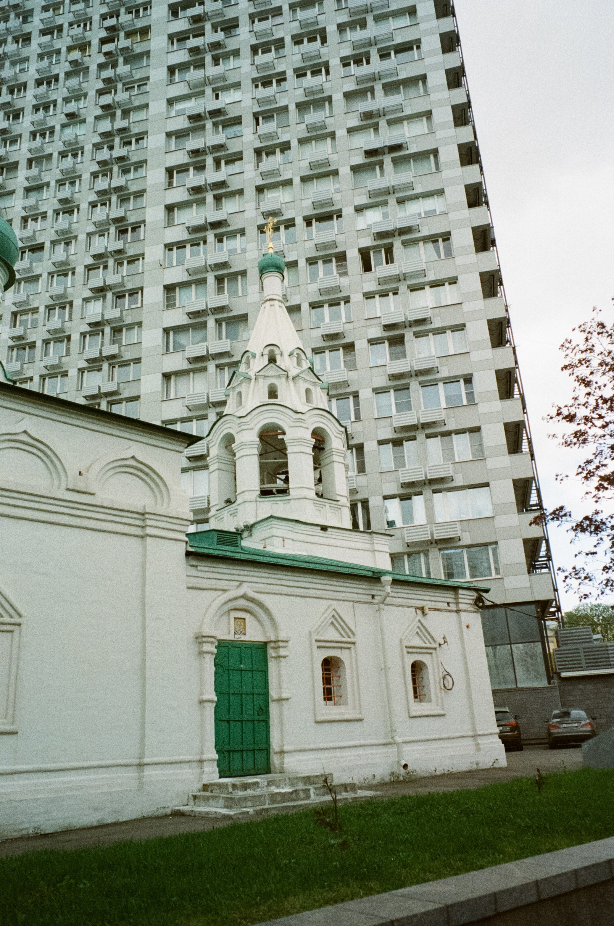 Ул. Поваровка и окрестности | Voigtlander BESSA-T — Voigtlander Ultron 28 mm f/2 | Kodak Ultramax 400 (просрочка) @ ISO 100