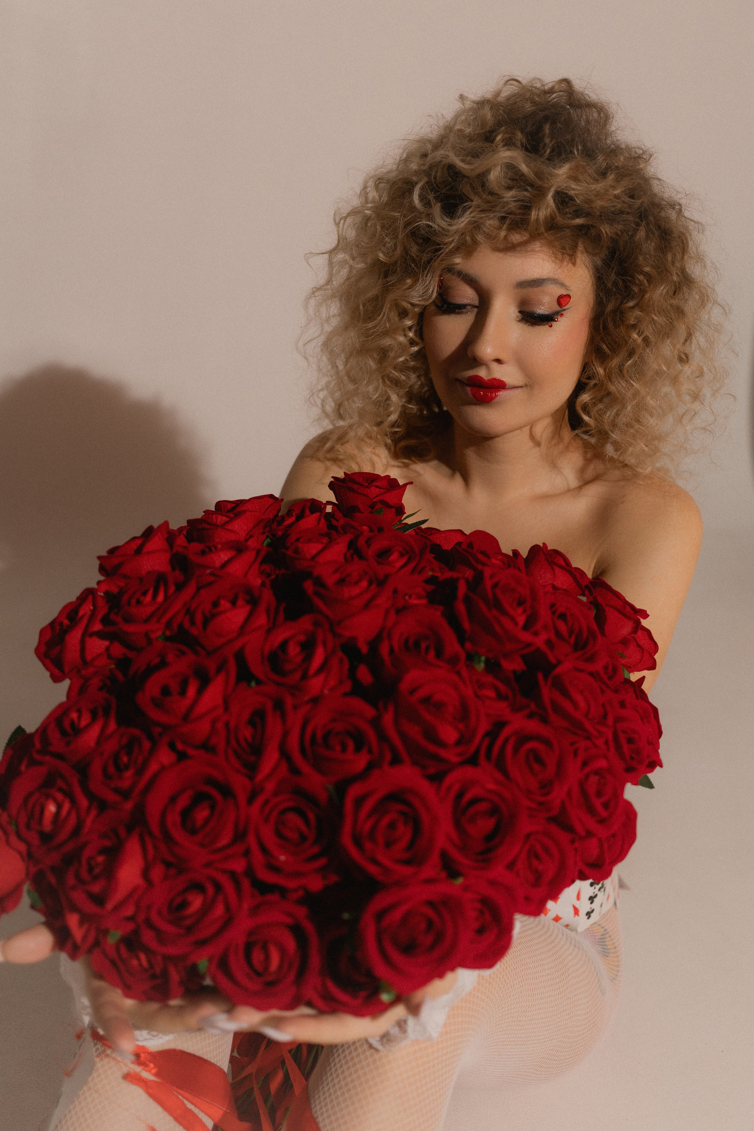 Красная королева из алисы в стране чудес карты красные розы. Фотограф Евпатория Крым