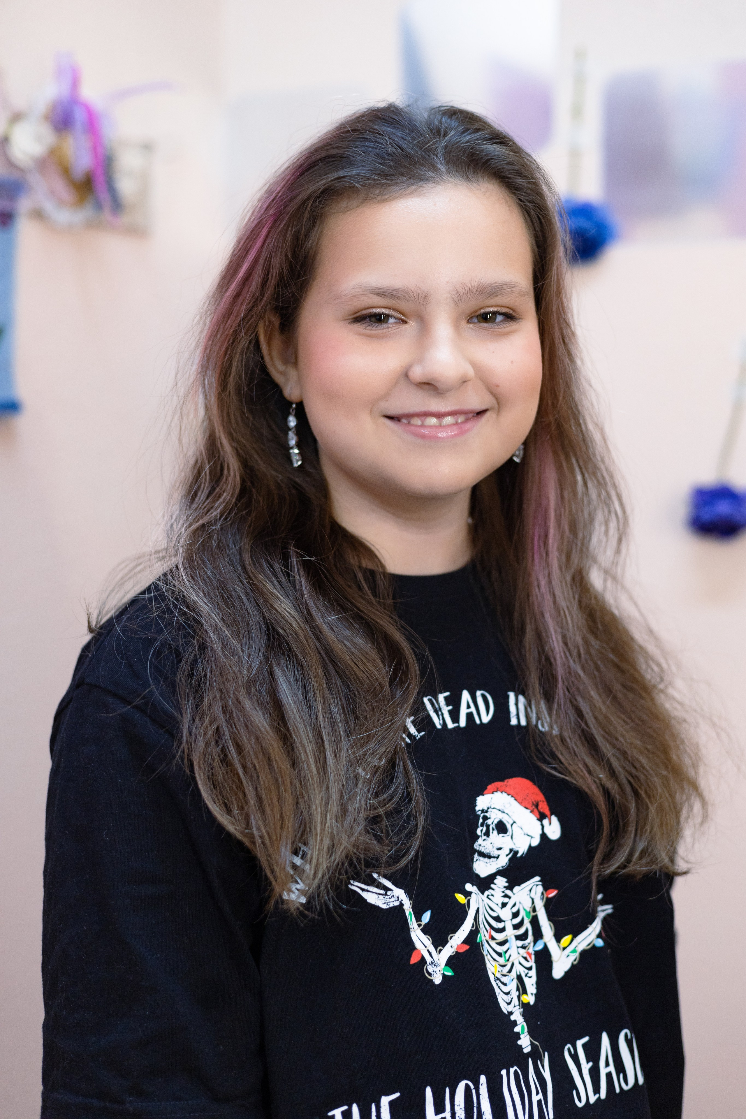 Девушка демонстрирует результат персонального мастер-класса по макияжу, на который ей подарила сертификат ее тетя