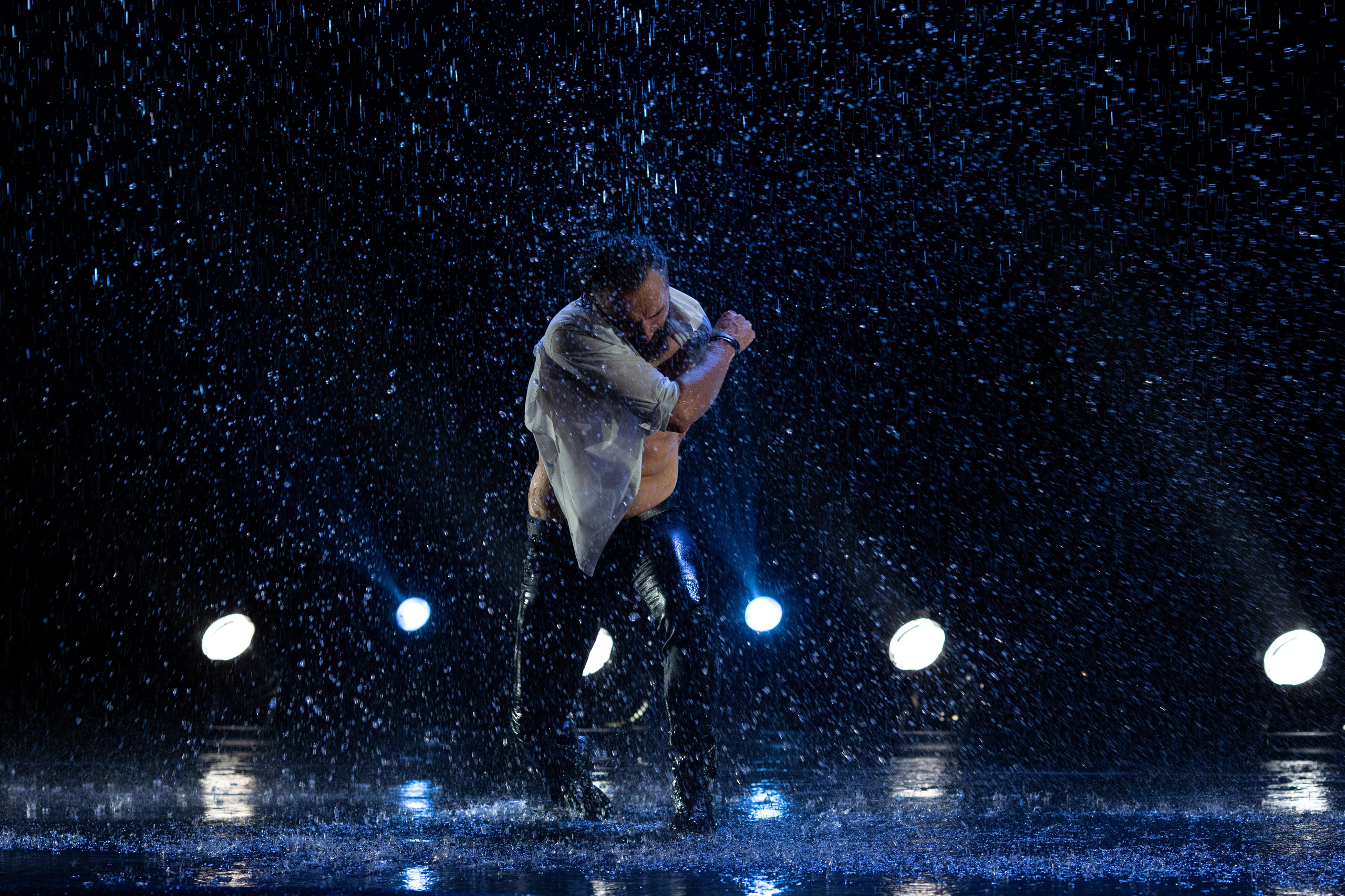 Искушение. Танец под дождём. Фотограф Антонина Свешникова. ВЫПУСКНЫЕ ФОТОКНИГИ для детских садов и школ. Москва, Владимир