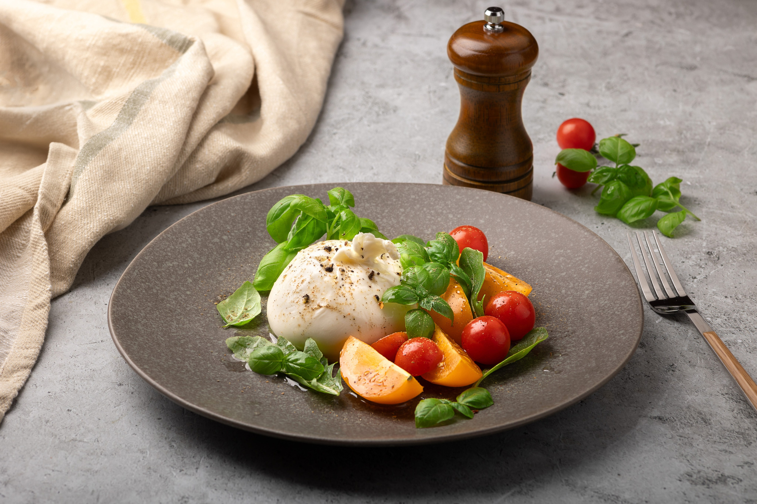 Салат из сыра  буратто с томатами и зеленью. Фудстайлинг салата. Ресторанная подача салата 