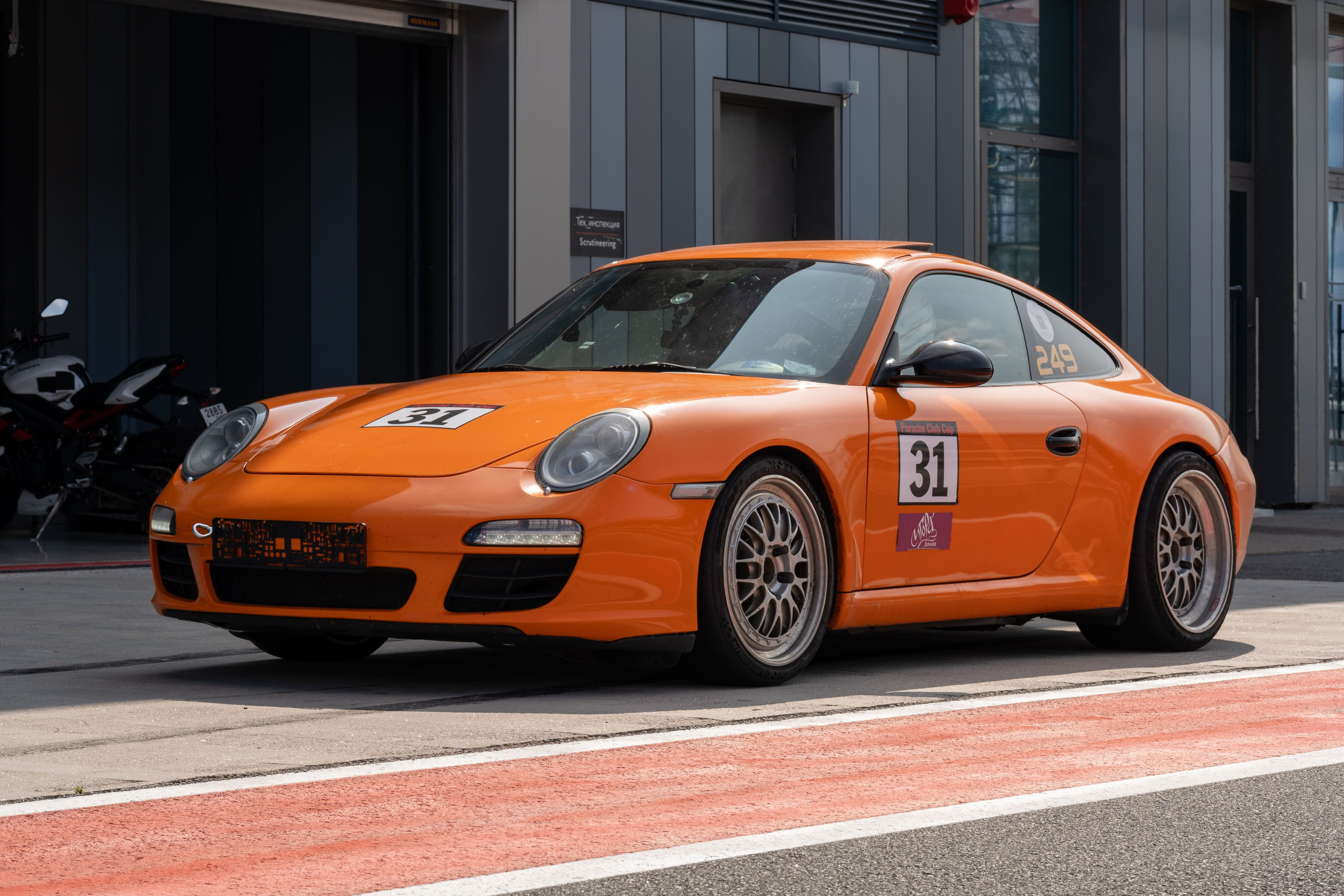 Оранжевый гоночный Porsche №31 на трассе Igora Drive