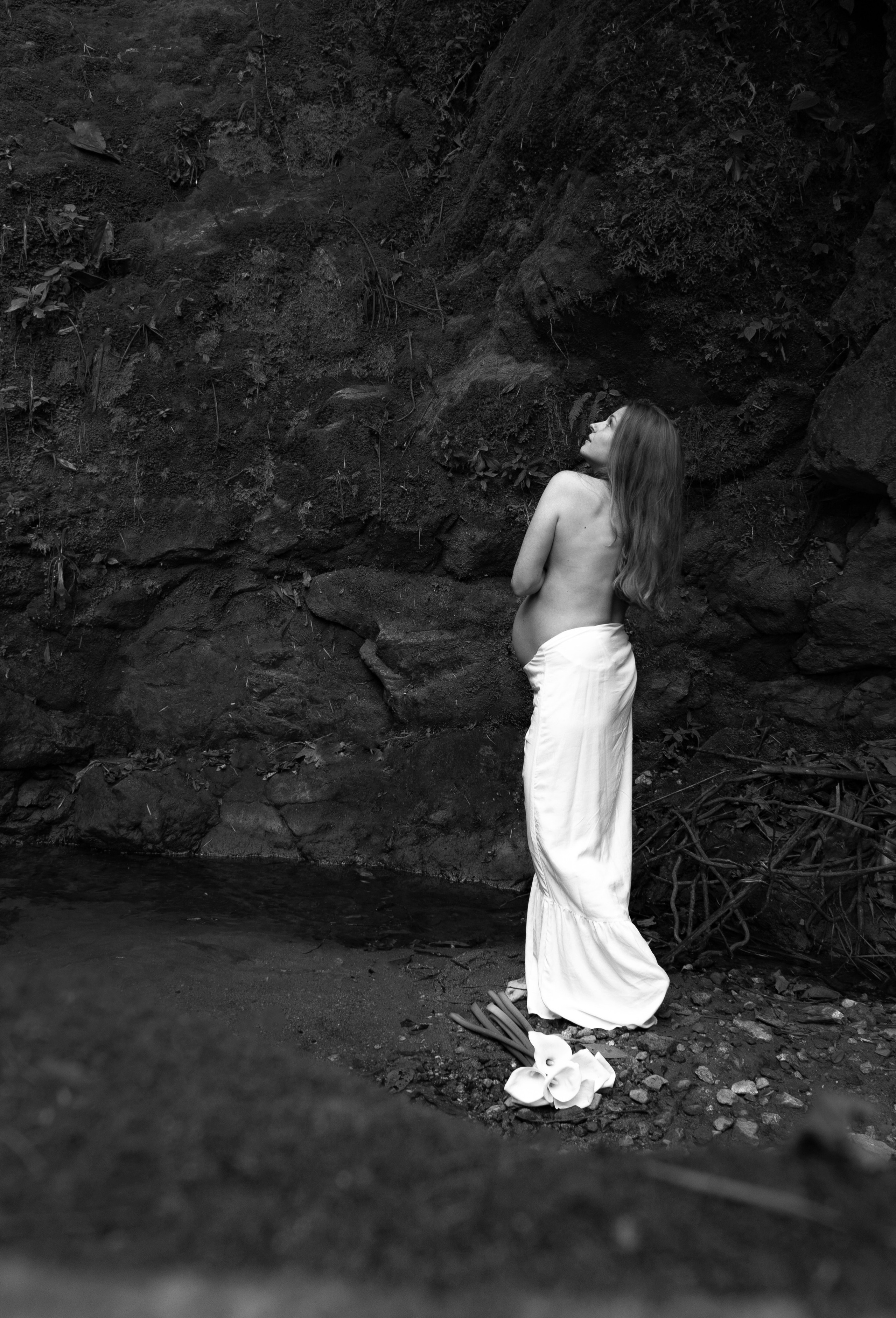 Olya y cascada / Olya and waterfall. Wedding Photographer in Barcelona and Medellin