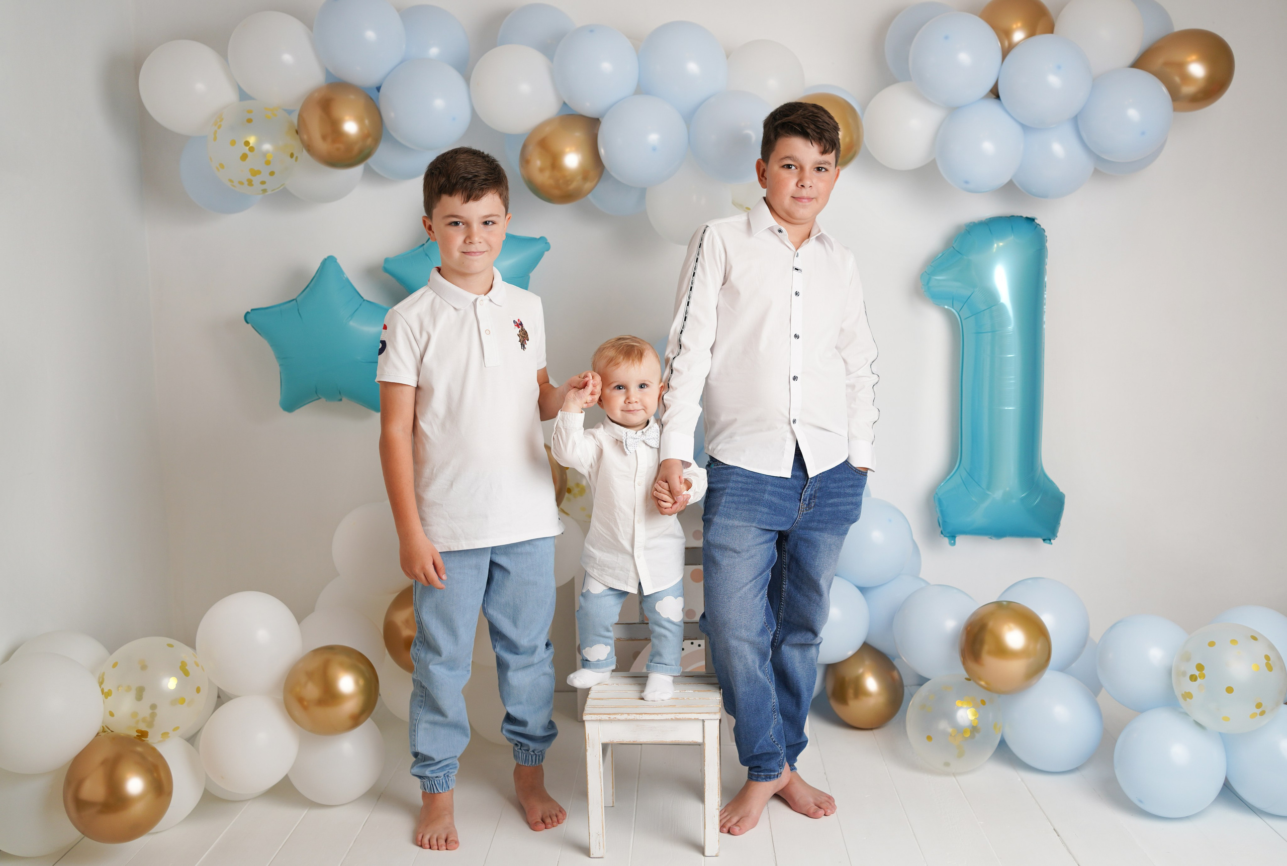 Малыша сфотографировали со старшими братьями и мамой.