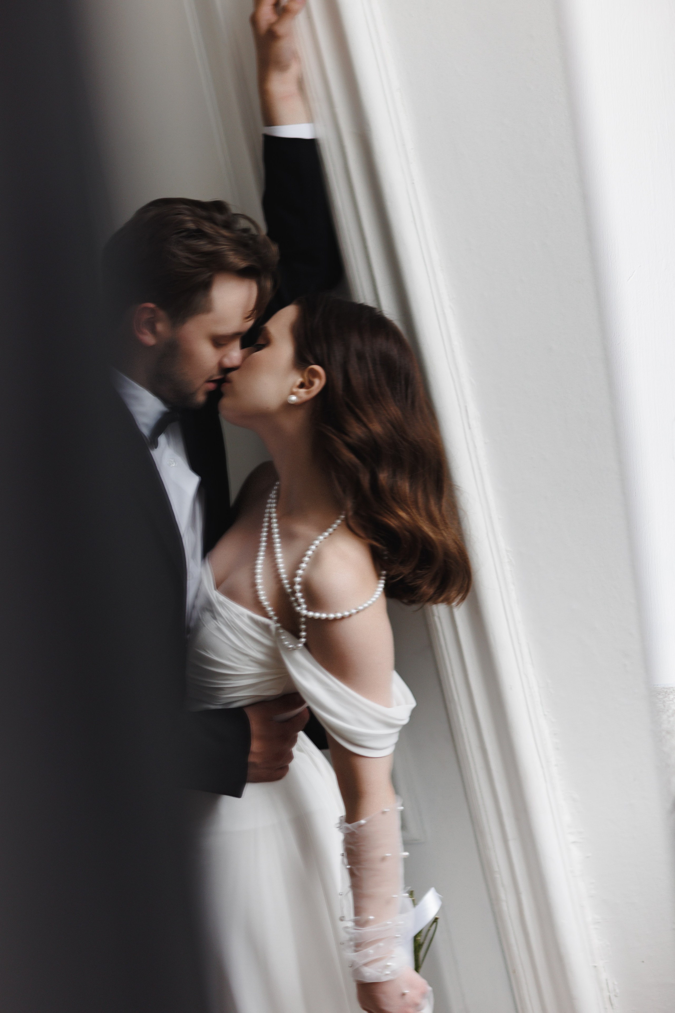 Свадебная фотосессия в квартире-студии. Свадебный фотограф в Москве Мария Крош