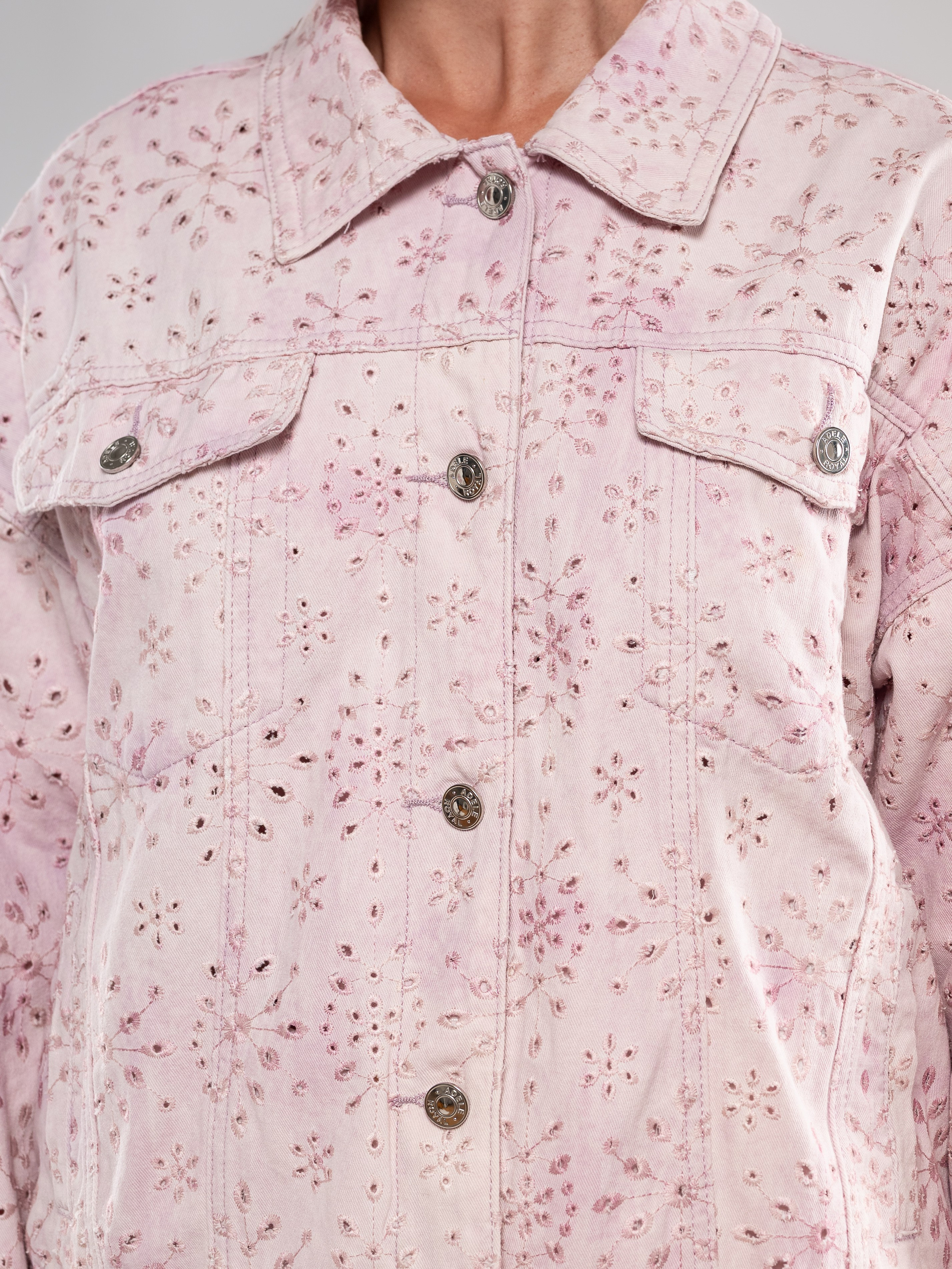 Джинсовые куртки на 2х моделях. Предметный фотограф, фото для маркетплейсов Пятигорск, КМВ