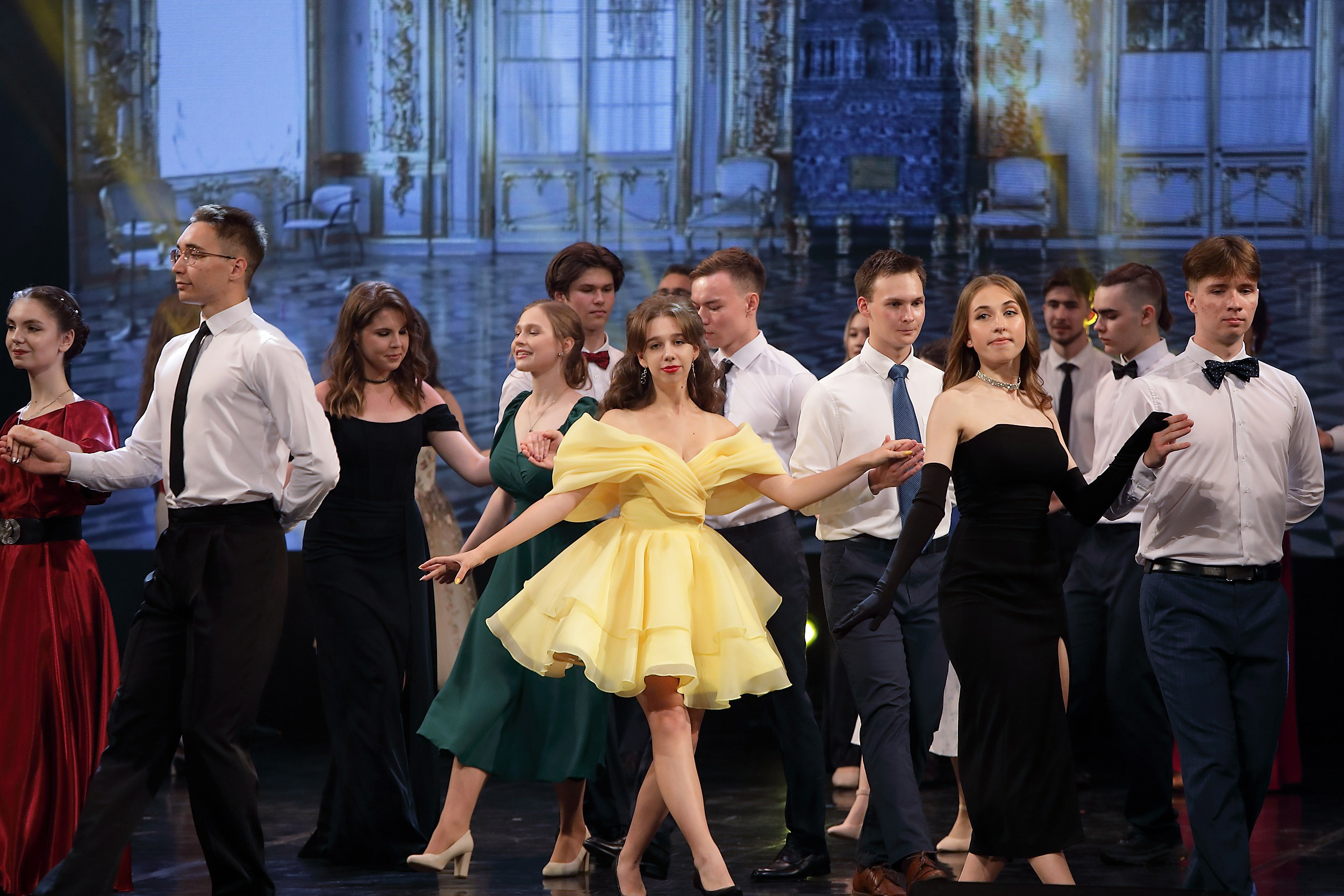 выпускники на сцене гимназия 9 екатеринбург