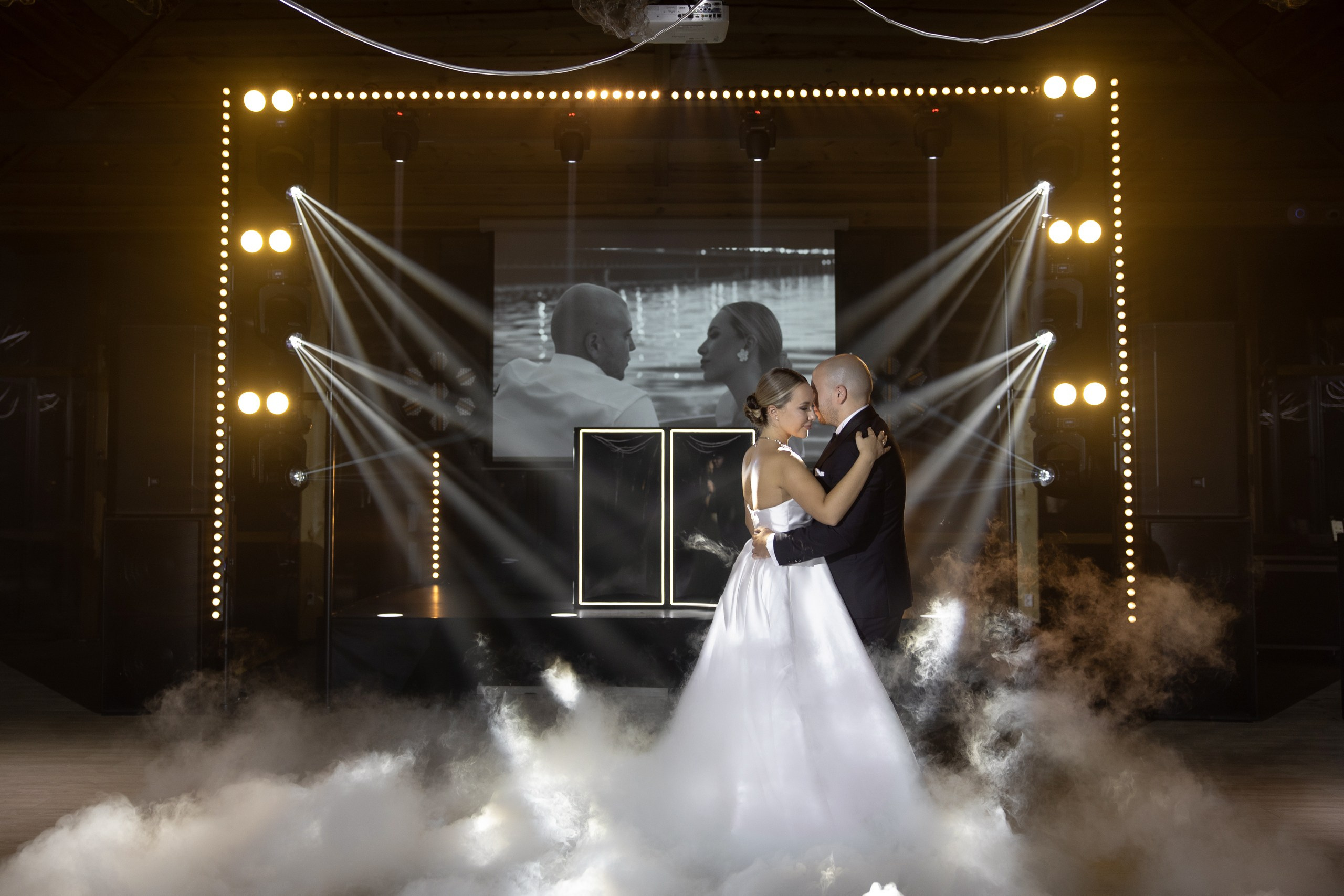 Здравствуйте! Я свадебный фотограф из Ульяновска, работаю в том числе по всей России и с выездом за границу. Снимаю свадьбы, lovestory, корпоративы, светский репортаж. Провожу обучение по фотографии, мастер-классы и воркшопы для других фотографов.