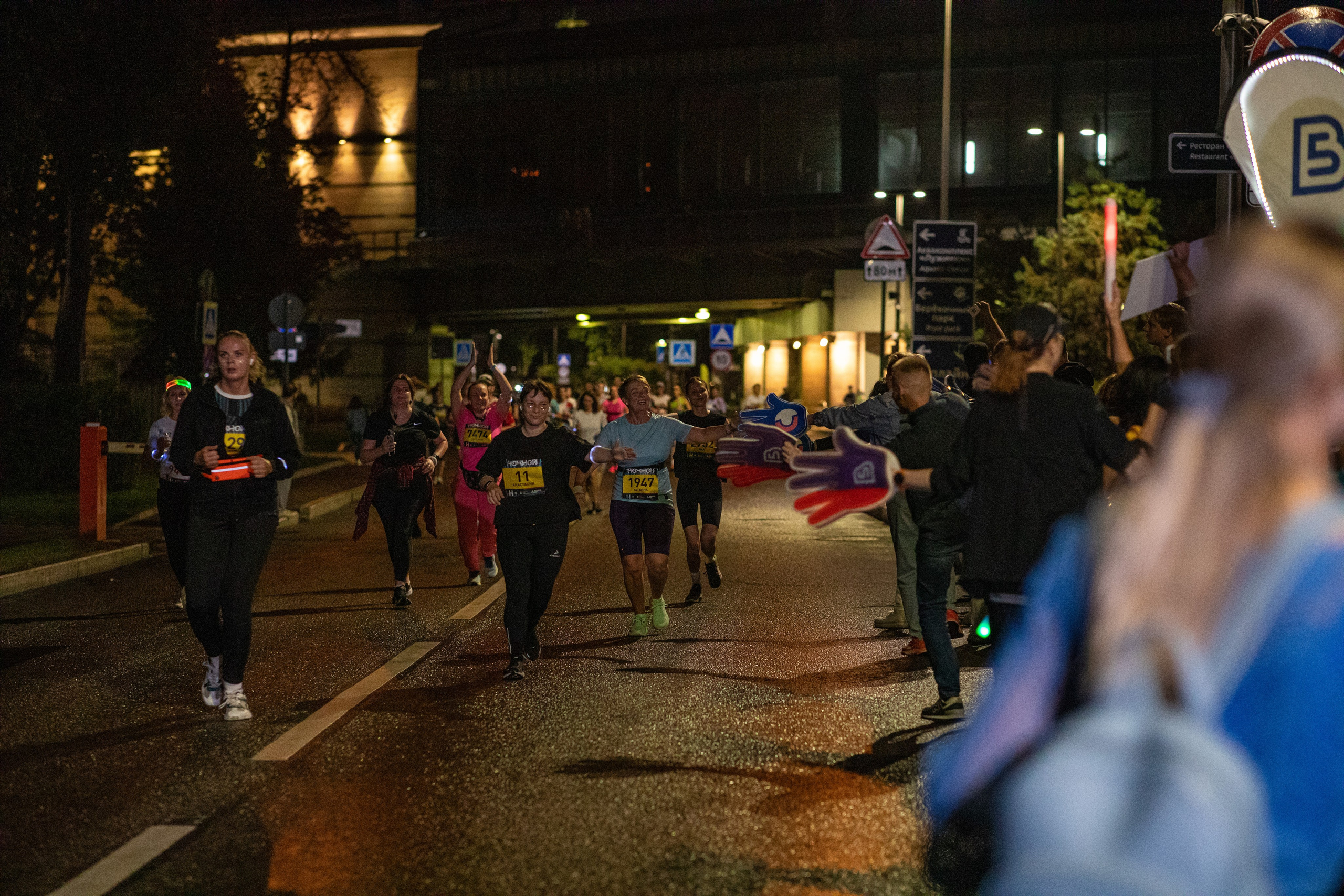 Ночной забег в ленте фотографий бегунов 03.08.24. Фотограф Сергей Ловкий