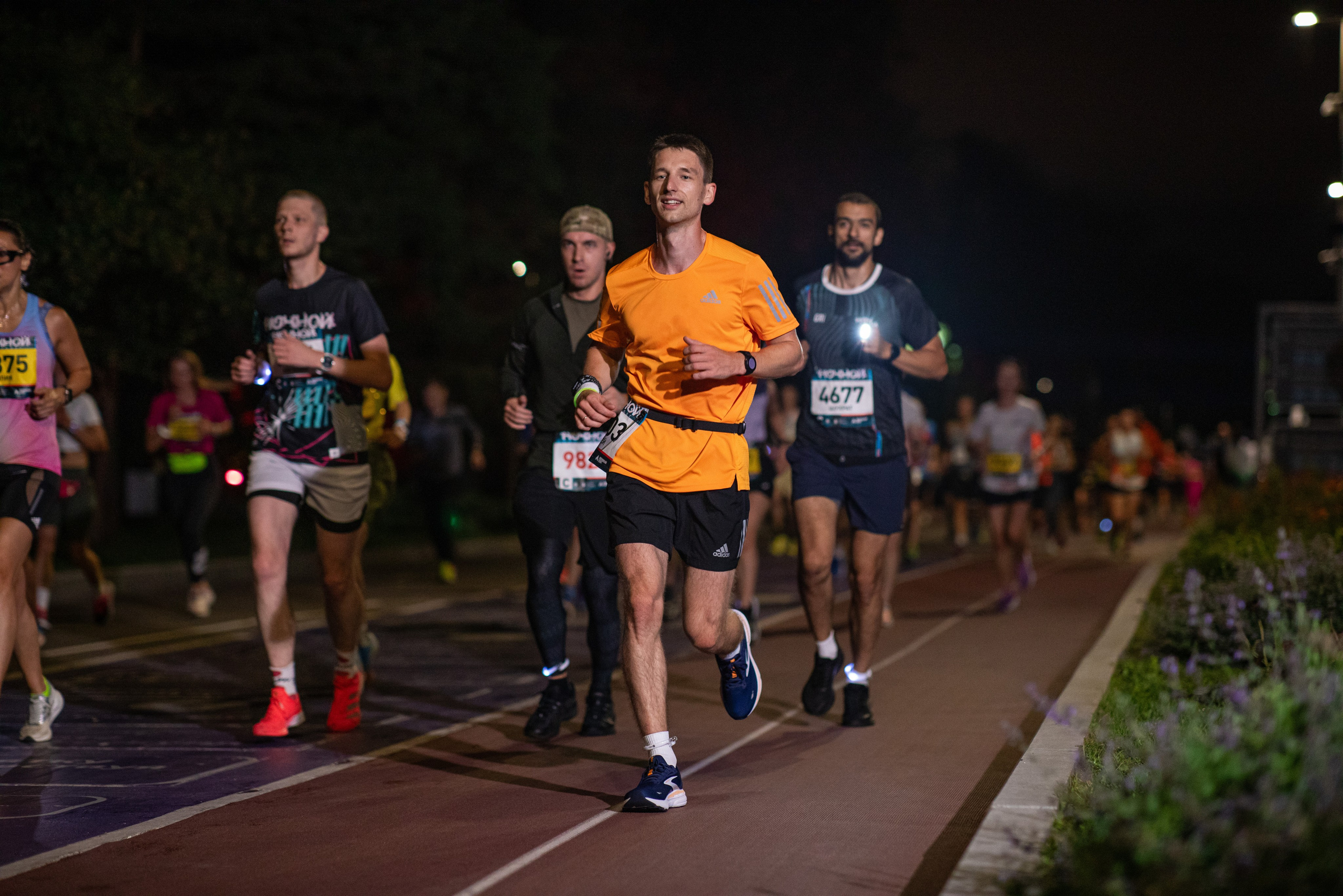 Ночной забег в ленте фотографий бегунов 03.08.24. Фотограф Сергей Ловкий