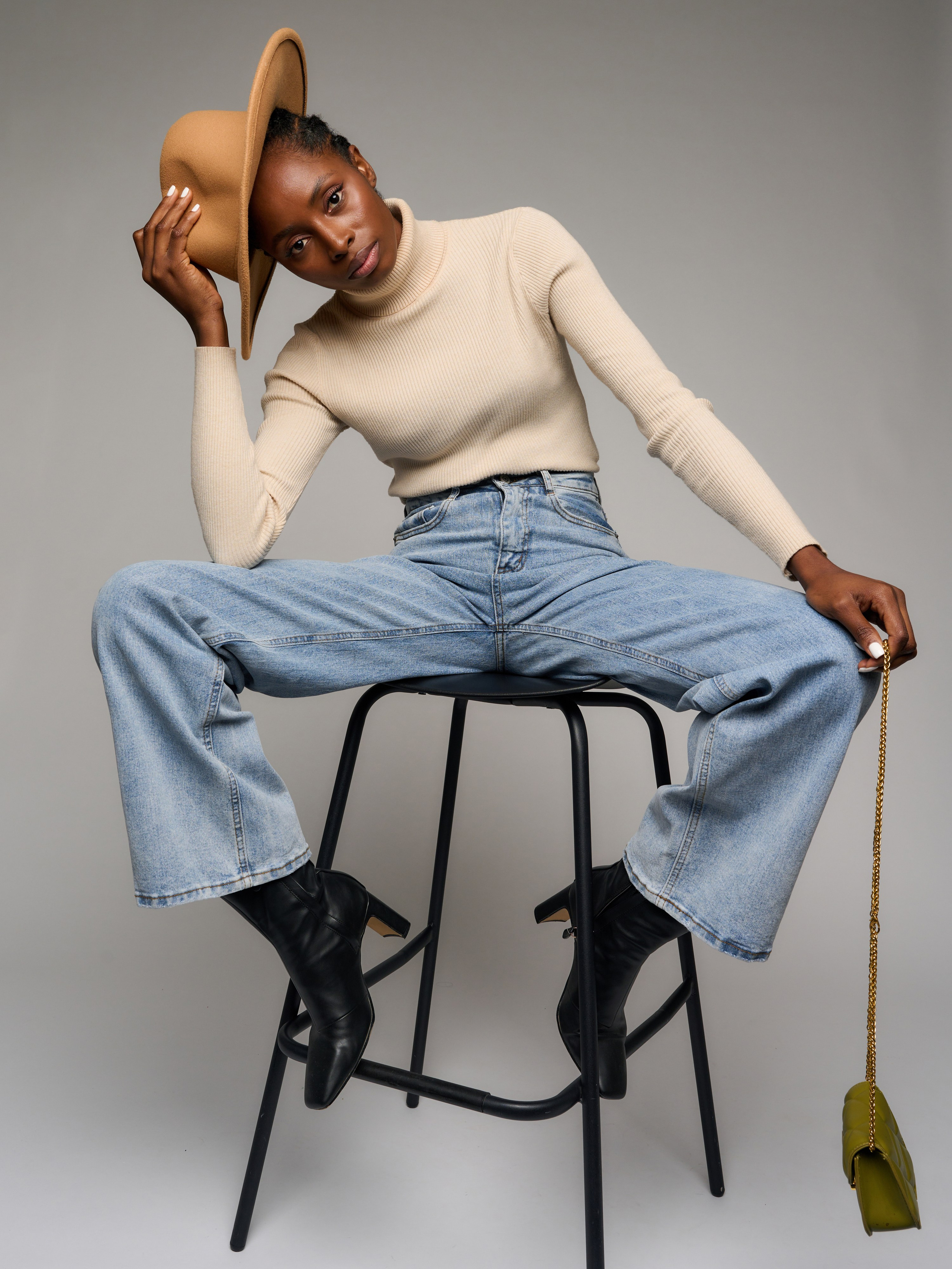 Стильная фотосессия с темнокожей девушкой в шляпе