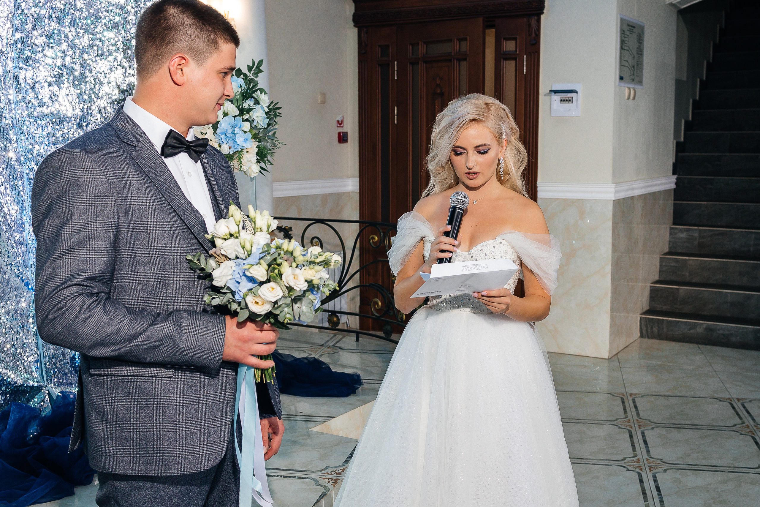 Стильная фотосессия пары в интерьерах ресторана. Олег Сверчков | Свадебный фотограф Вологда