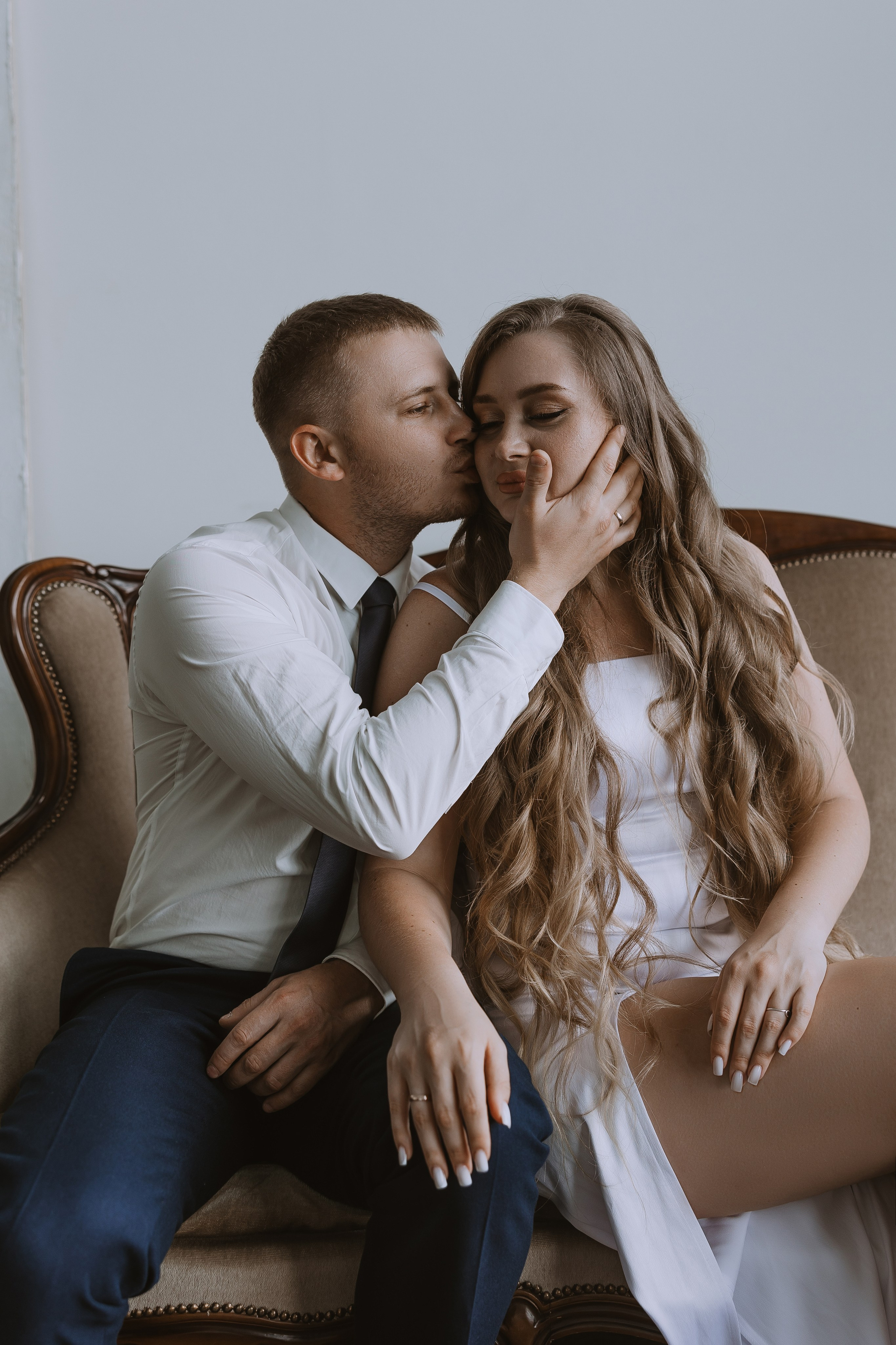 Wedding photoshoot in the studio. Your photographer in Busan (South Korea) Aleksandra Anufriy