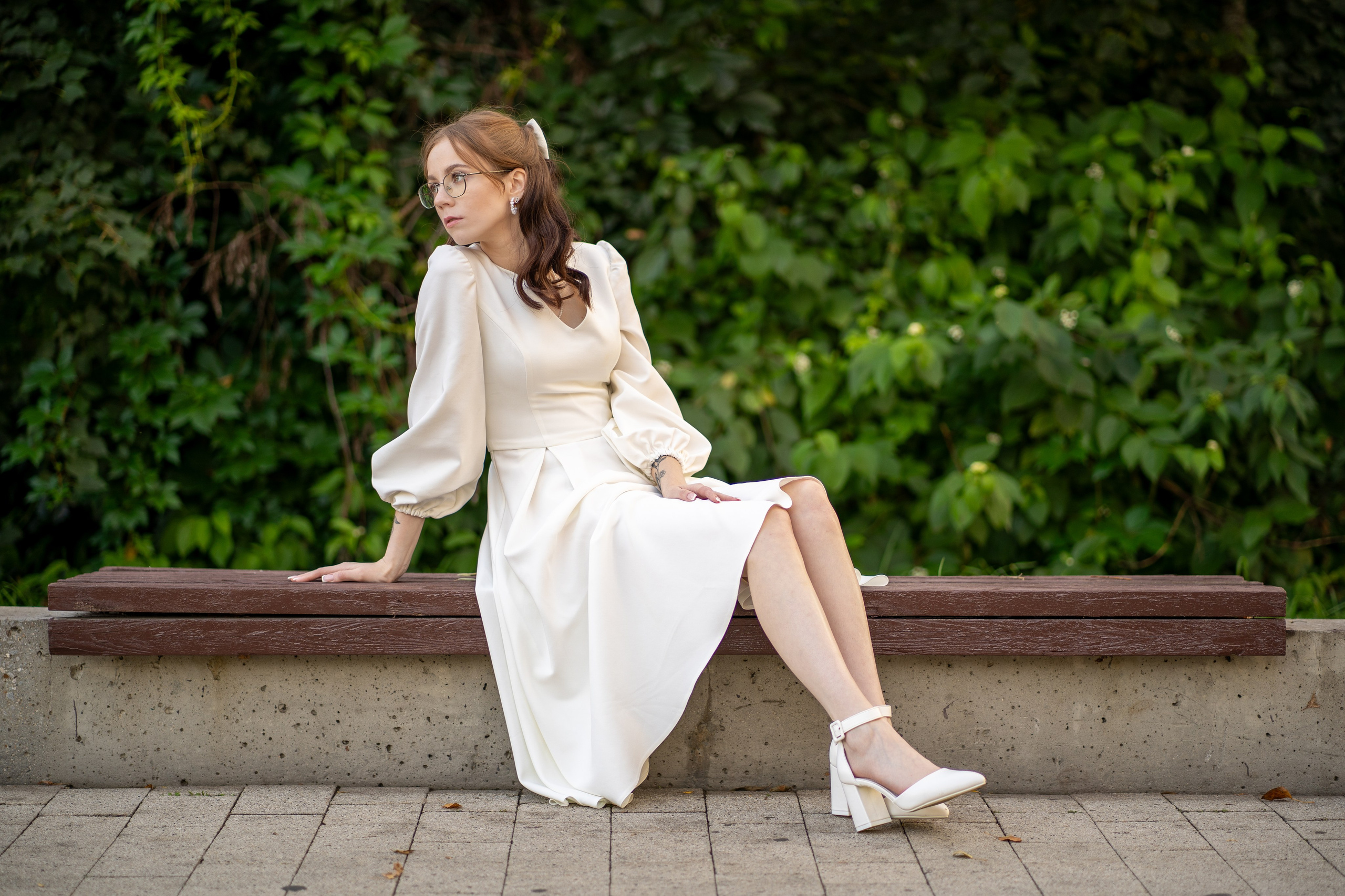Невеста позирует на скамейке