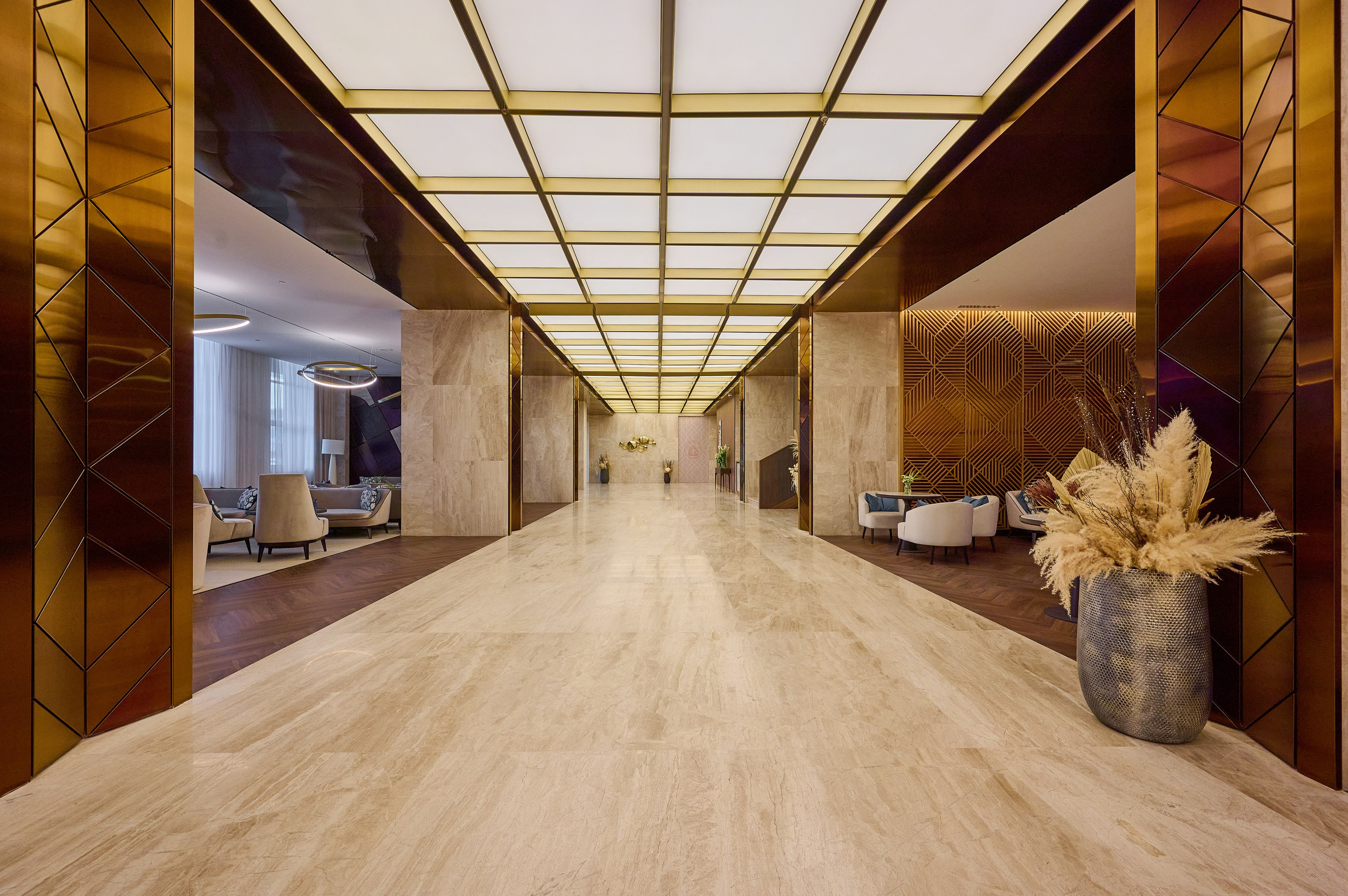 холл светлые полы темные стены 