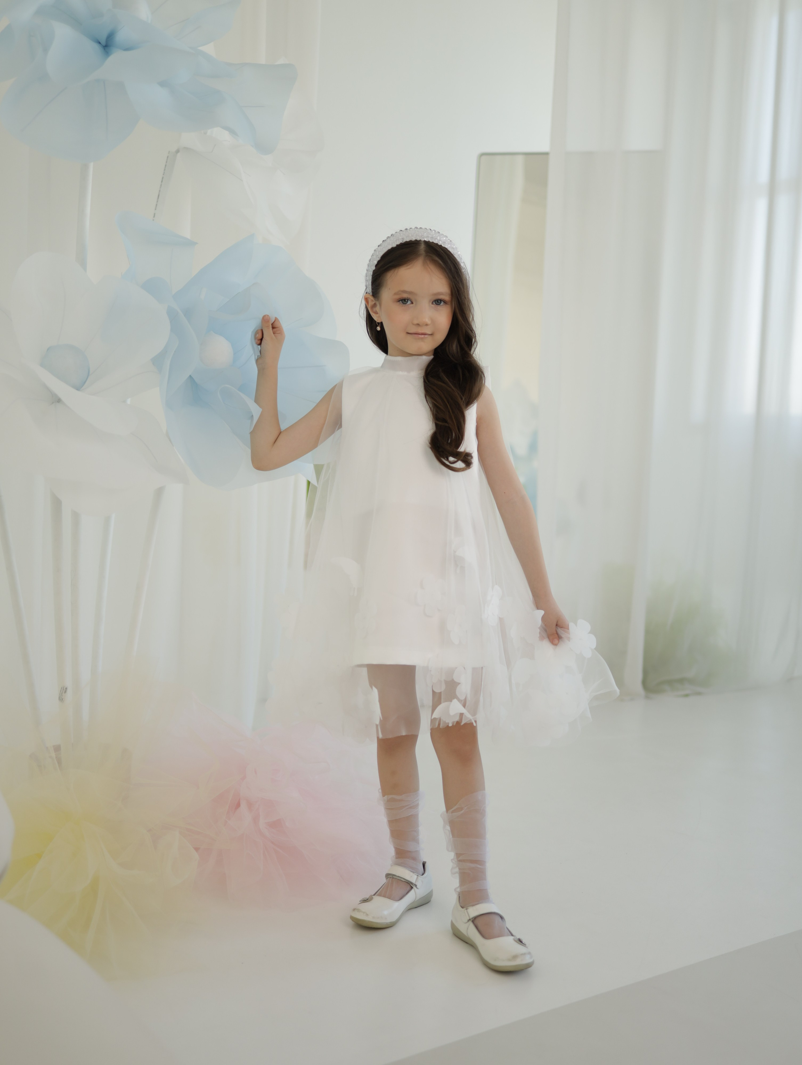 Платье « Бабочка » . Материалы  атлас свадебный, еврофатин. Бабочки изготовлены вручную из органзы Caroline, что придаёт платью изысканный вид. Идеально подойдёт на девочку ростом 110-116 см. Цена : 8000₽