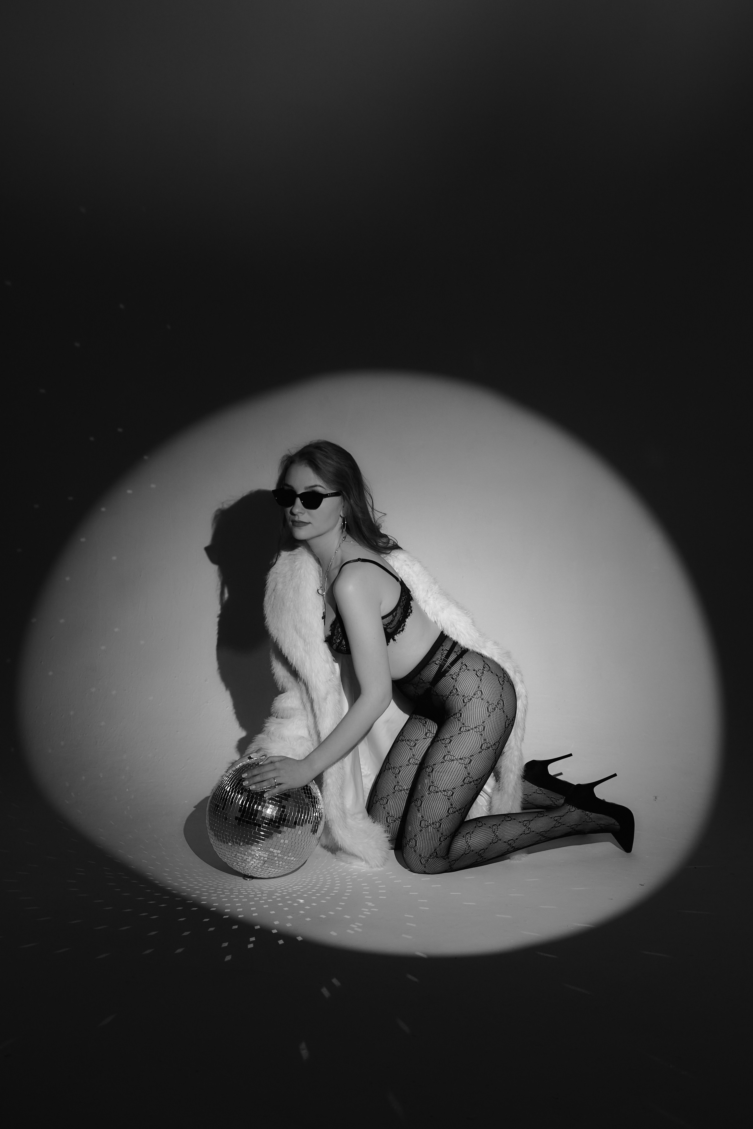 Стильная фотосессия в студии в шубе и белье. Фотограф Наталья Воронина Москва