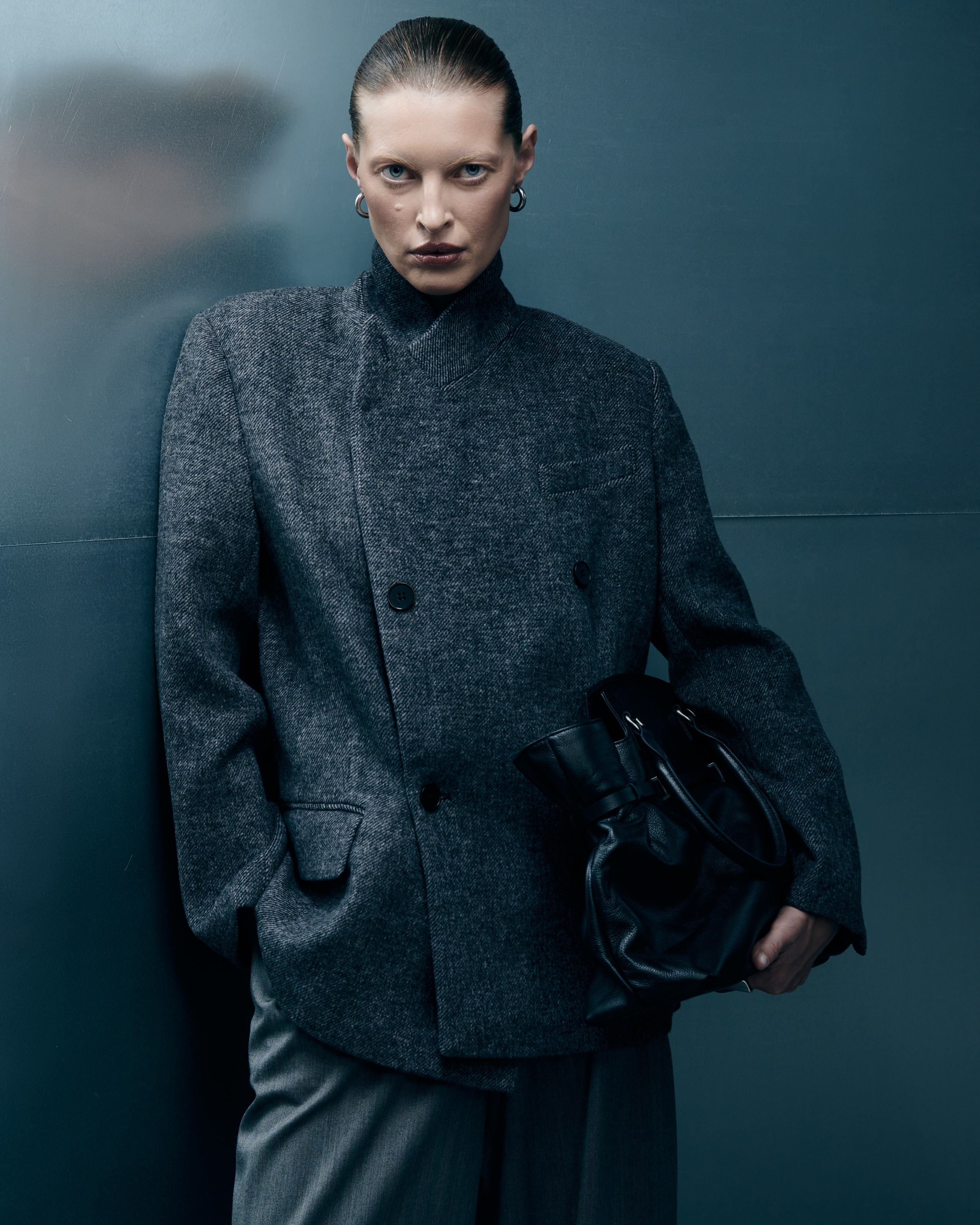 Снимаю одежду и аксессуары для молодых брендов и дизайнеров. Студийные лукбуки, каталожные съёмки, фоны, свет и атмосфера — всё под концепцию проекта. Помогаю выстроить грамотный сетап, понимаю стилистику и задачу. Также работаю гафером — знаю, как выжать максимум из света.