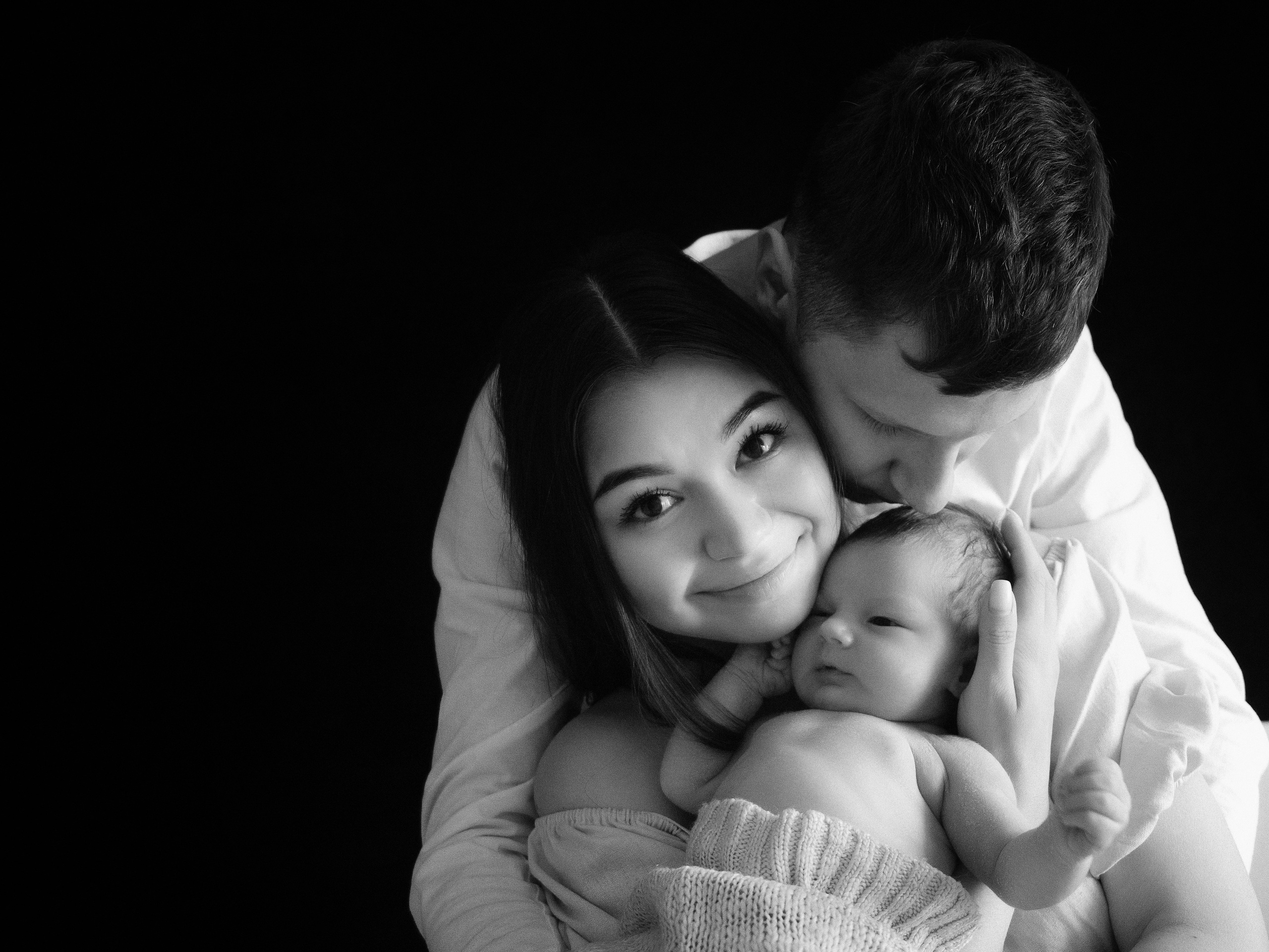 счастливые родитеои и новорожденный