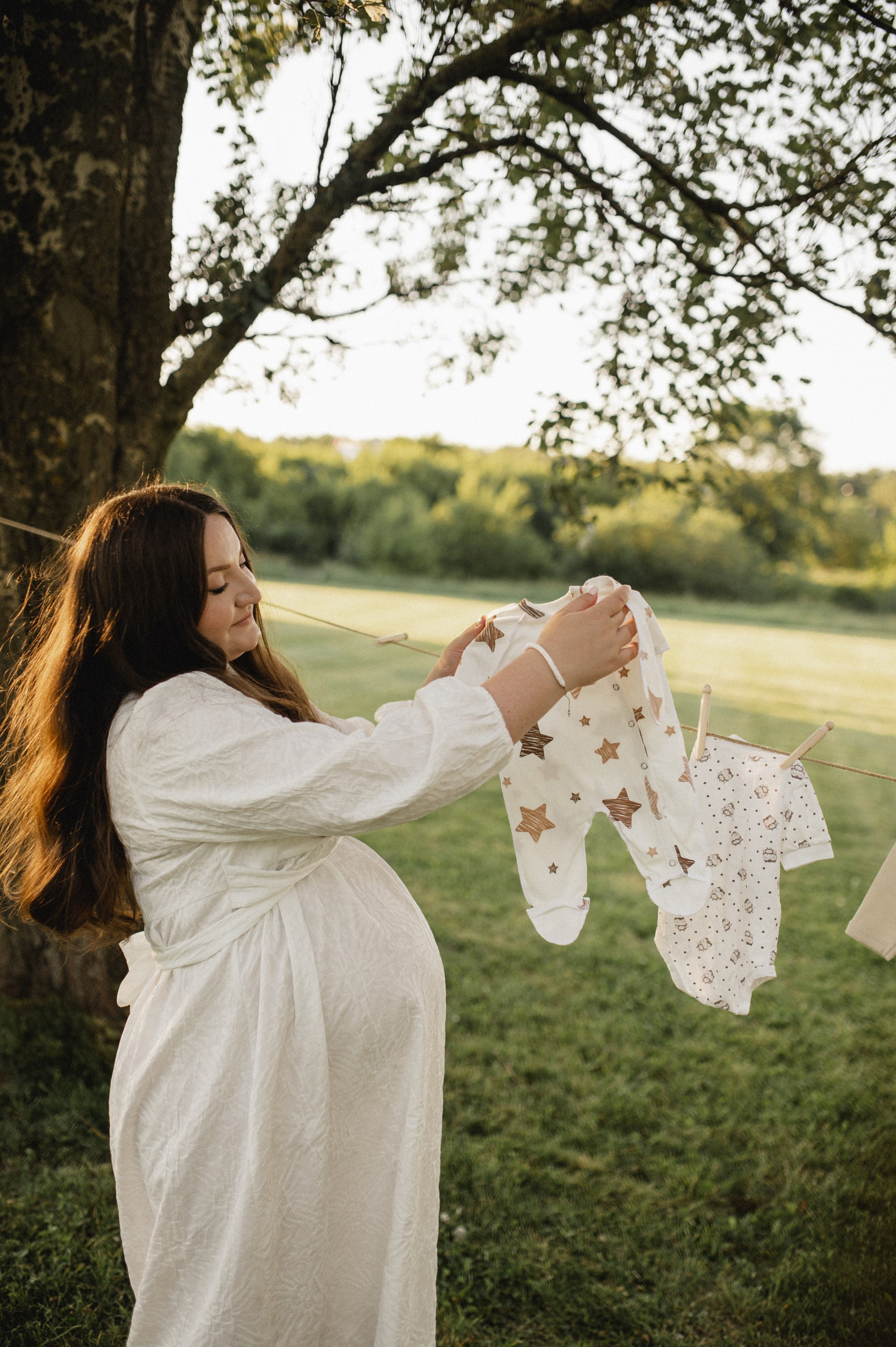 Фотосессия беременности на природе в парке Москвы. Семейная фотосессия Бутово Москва фотограф Алина Морщагина