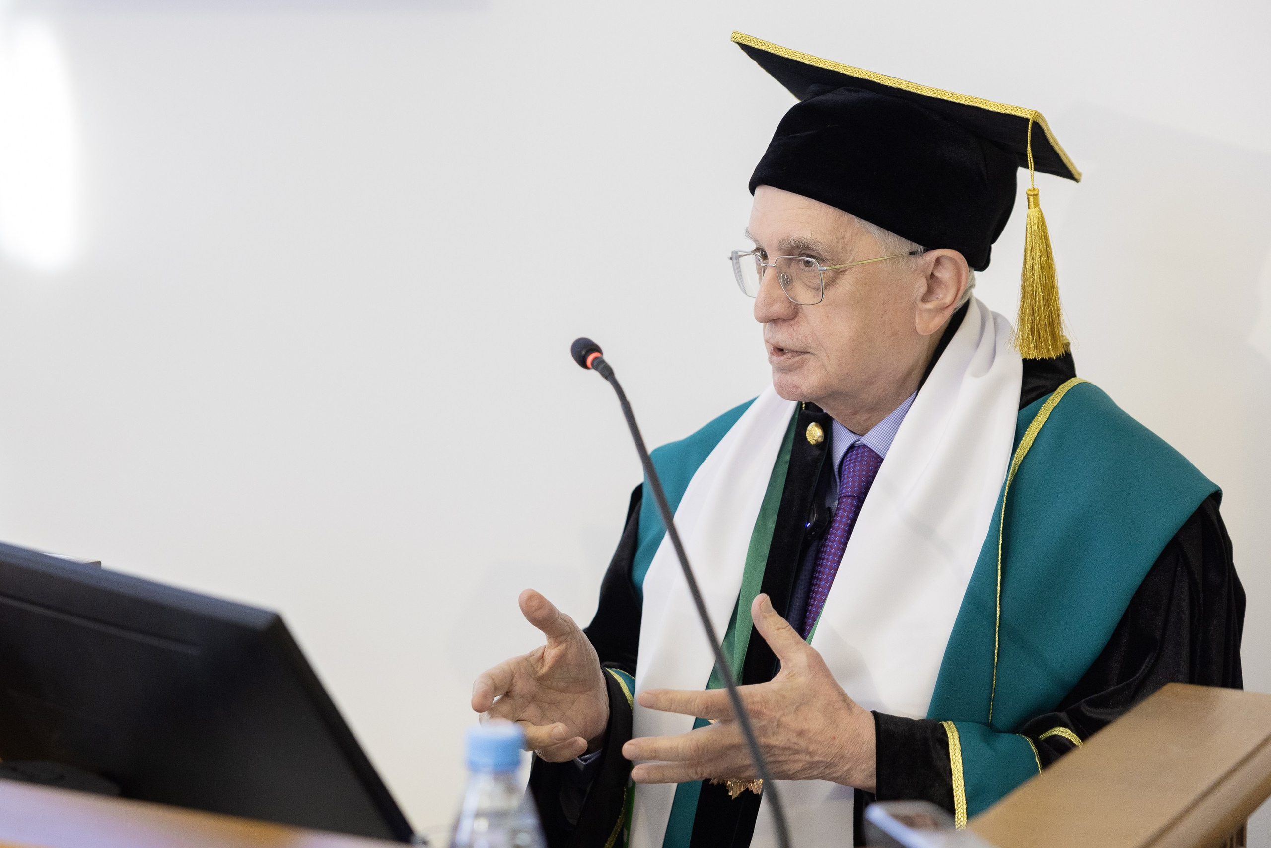 Вручения Мантия Почётного доктора директору Эрмитажа Михаилу Пиотровскому. Cup of Bib