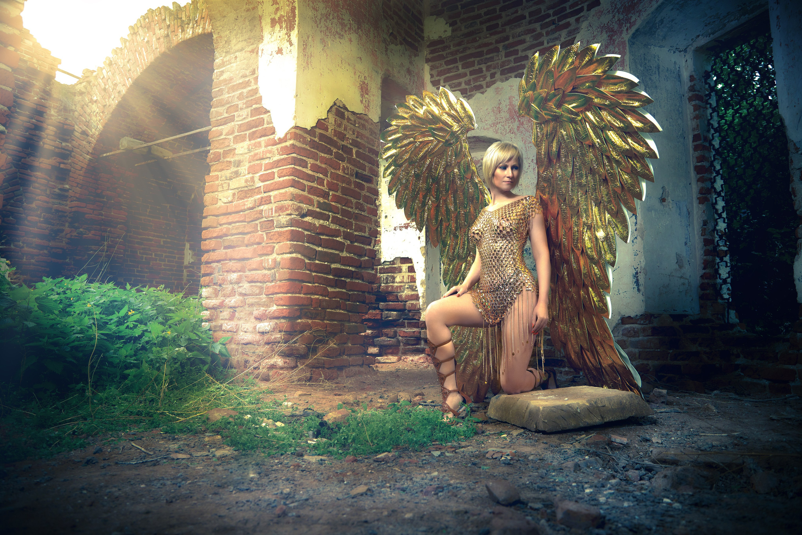 Ангел с золотыми крыльями стоит в разрушенной церкви