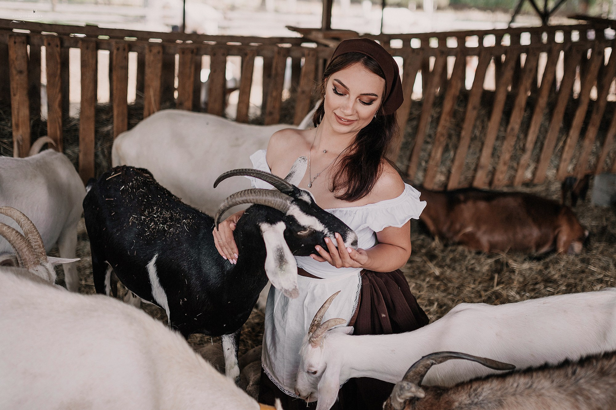 кормит коз девушка на фотосессии дубна