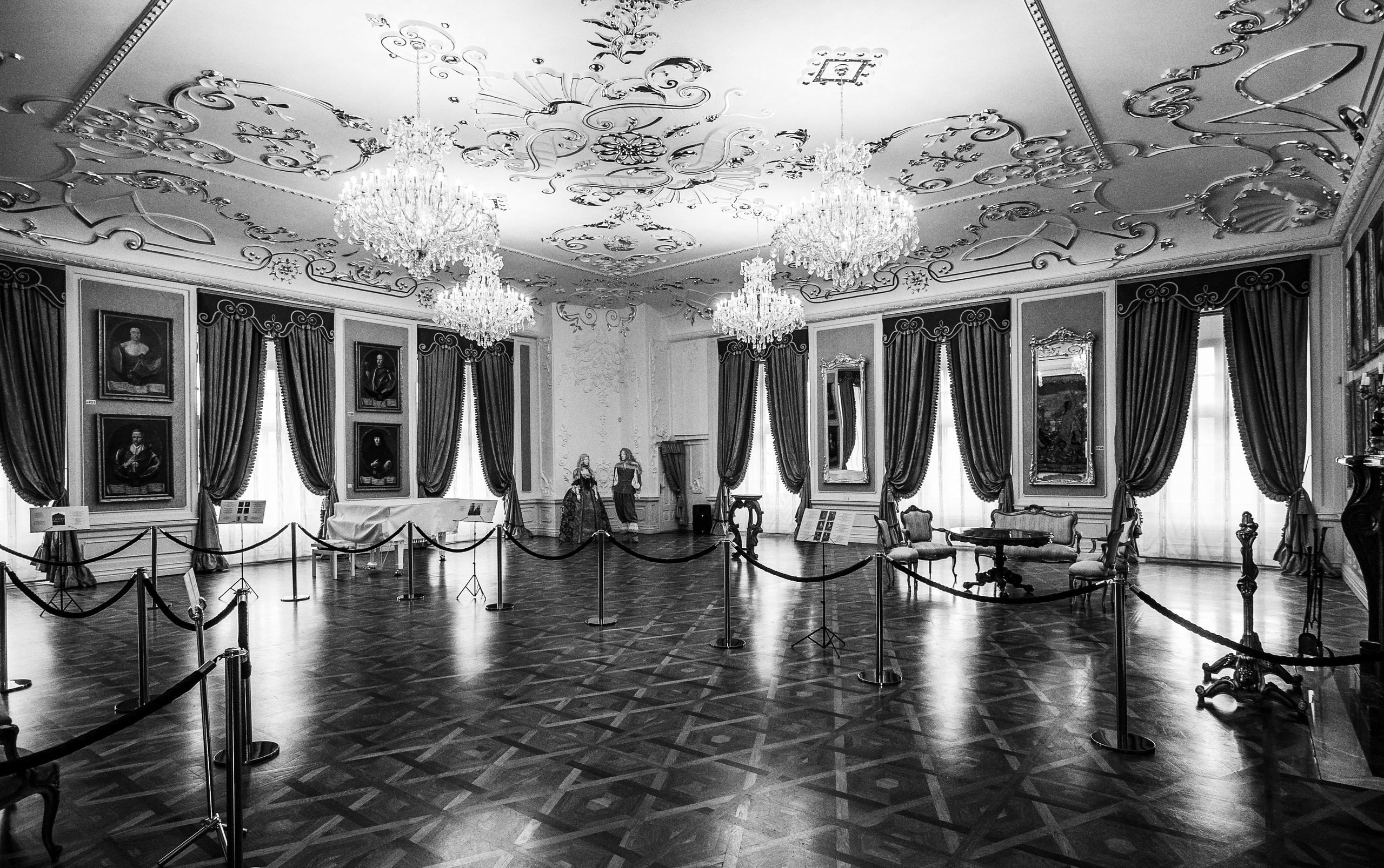 Мирский замок 2013. Фотограф Антон Швец — Монохромная реальность