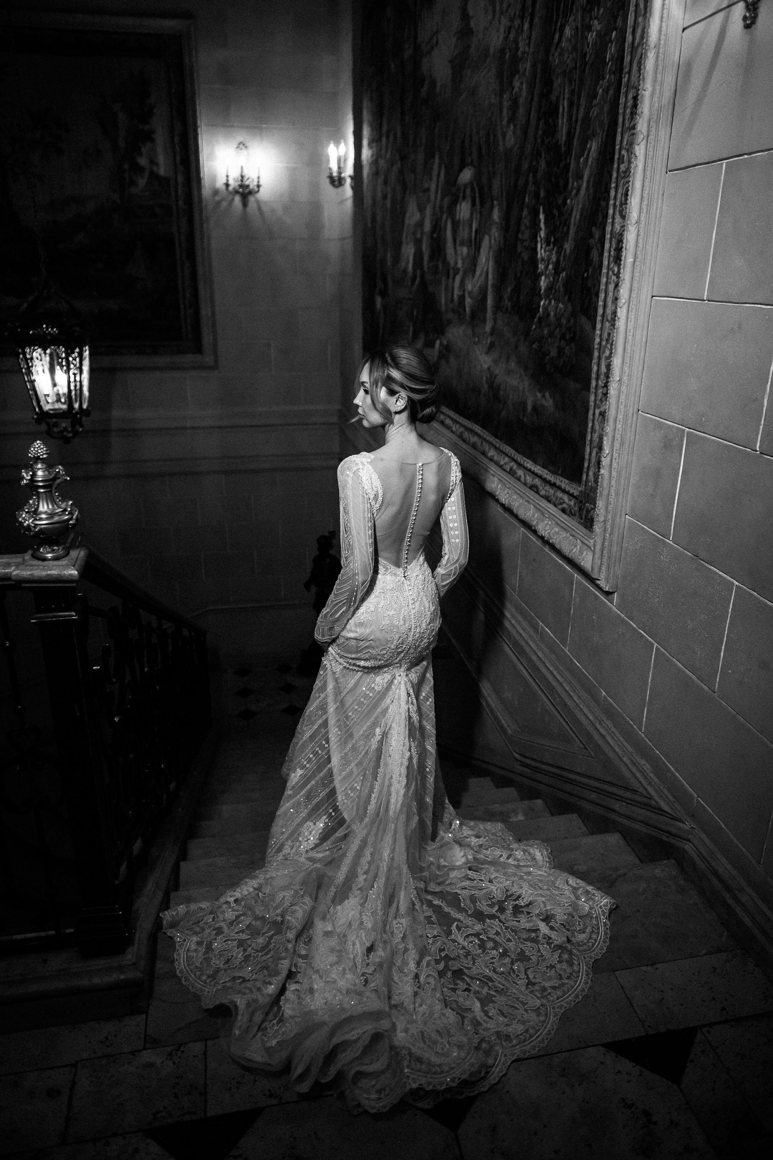 Портрет невесты на лестнице ресторана Турандот