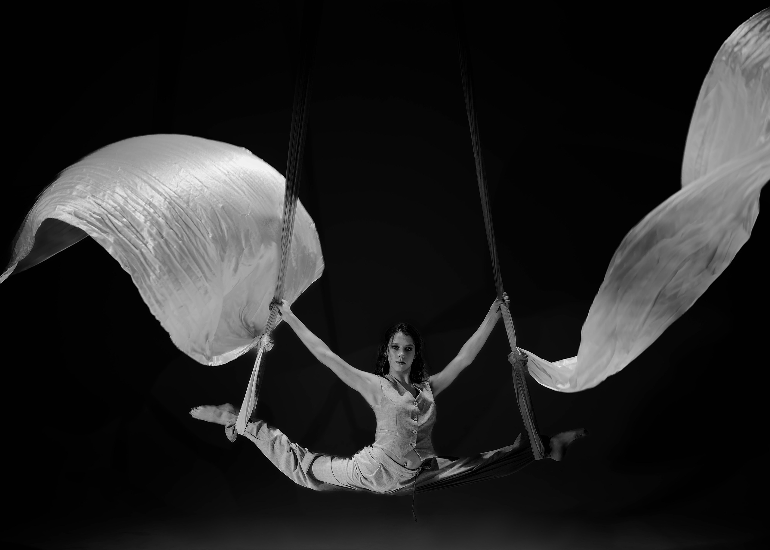 Художественная фотосессия воздушных гимнастов в зале фотостудии