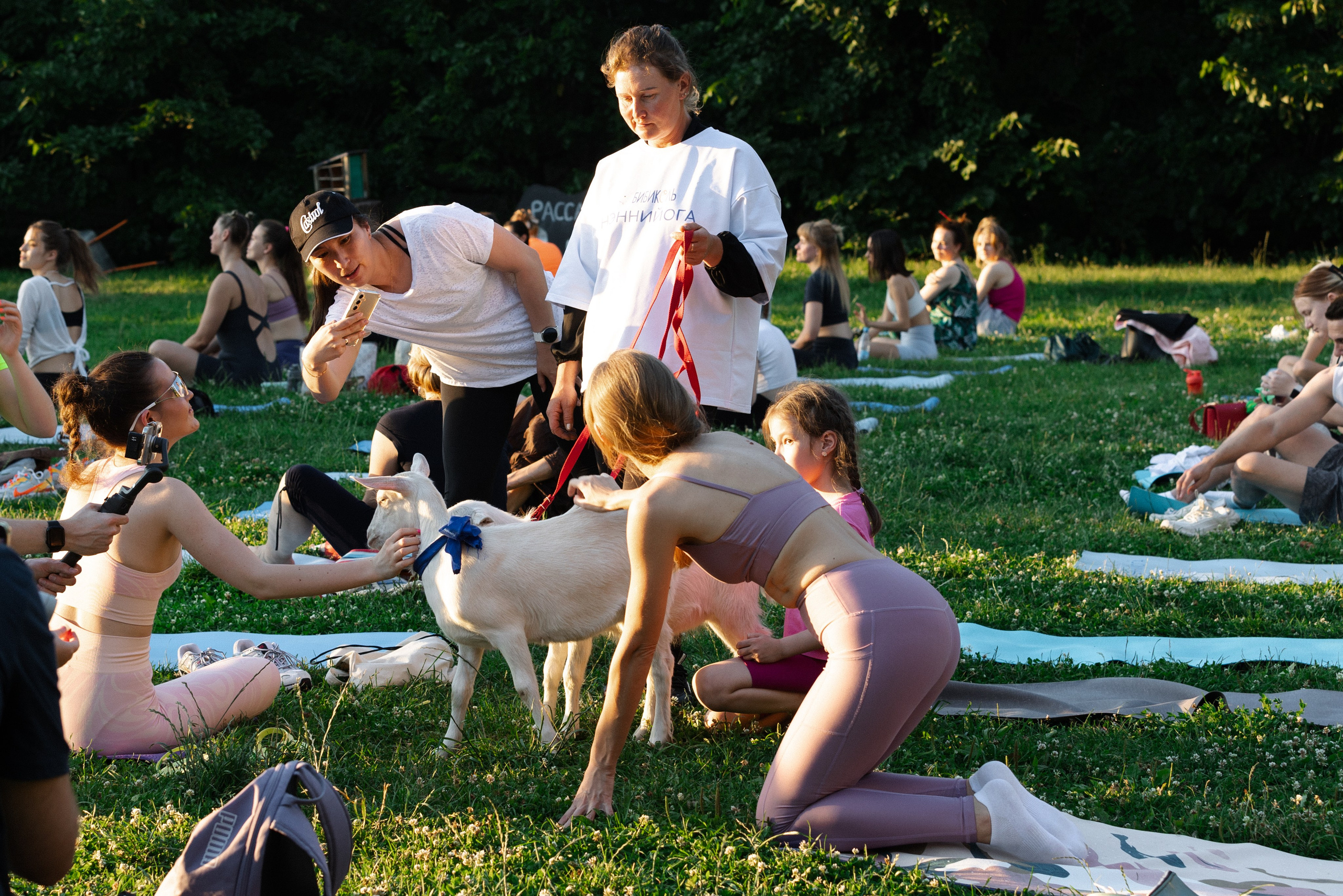 Нэннийога в парке горького. Репортажный фотограф. Свадебный фотограф в Москве Мария Крош