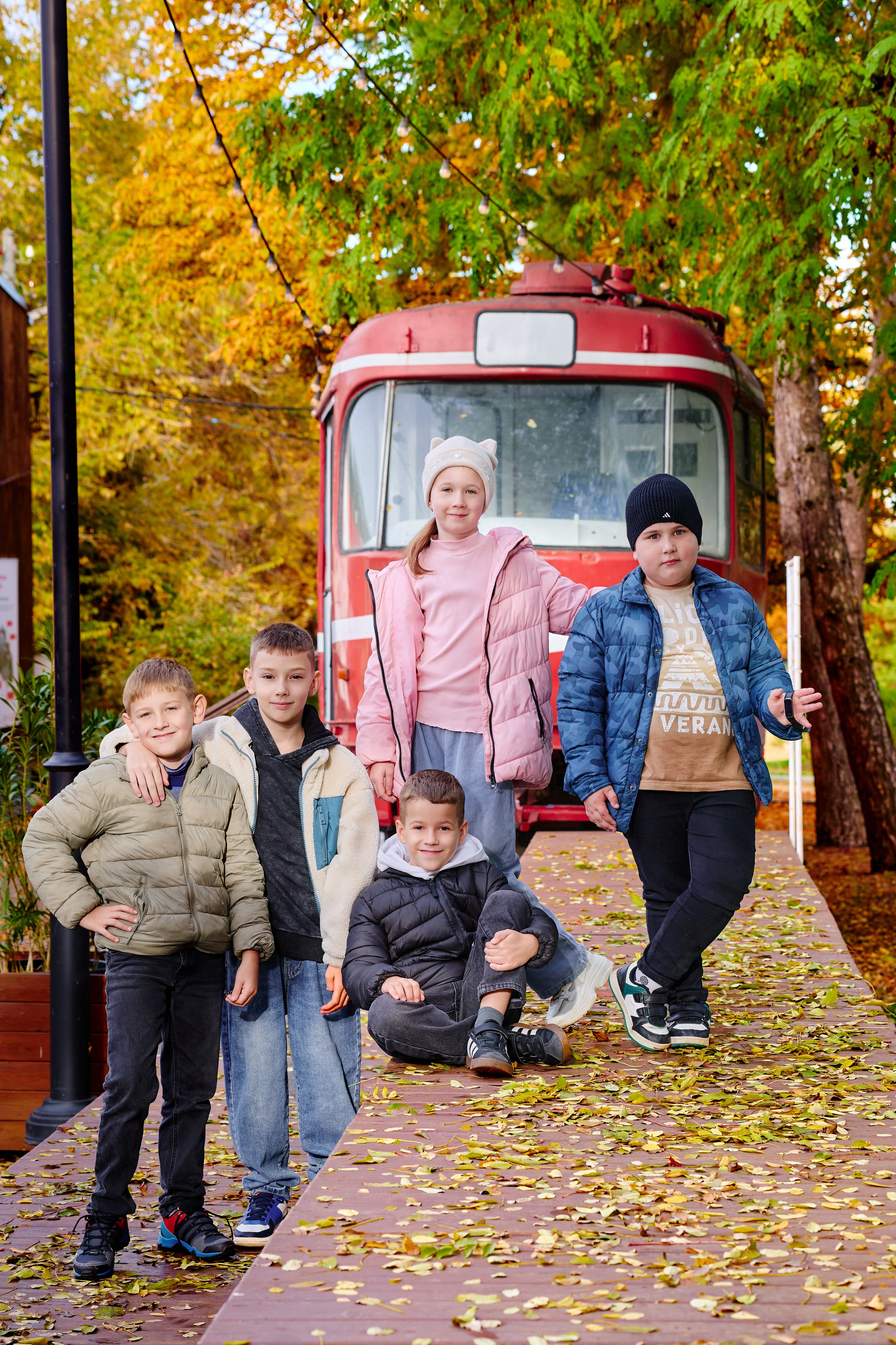 Прогулка в парке классом. Фотограф Выпускные альбомы Таганрог Сергей Коробченко