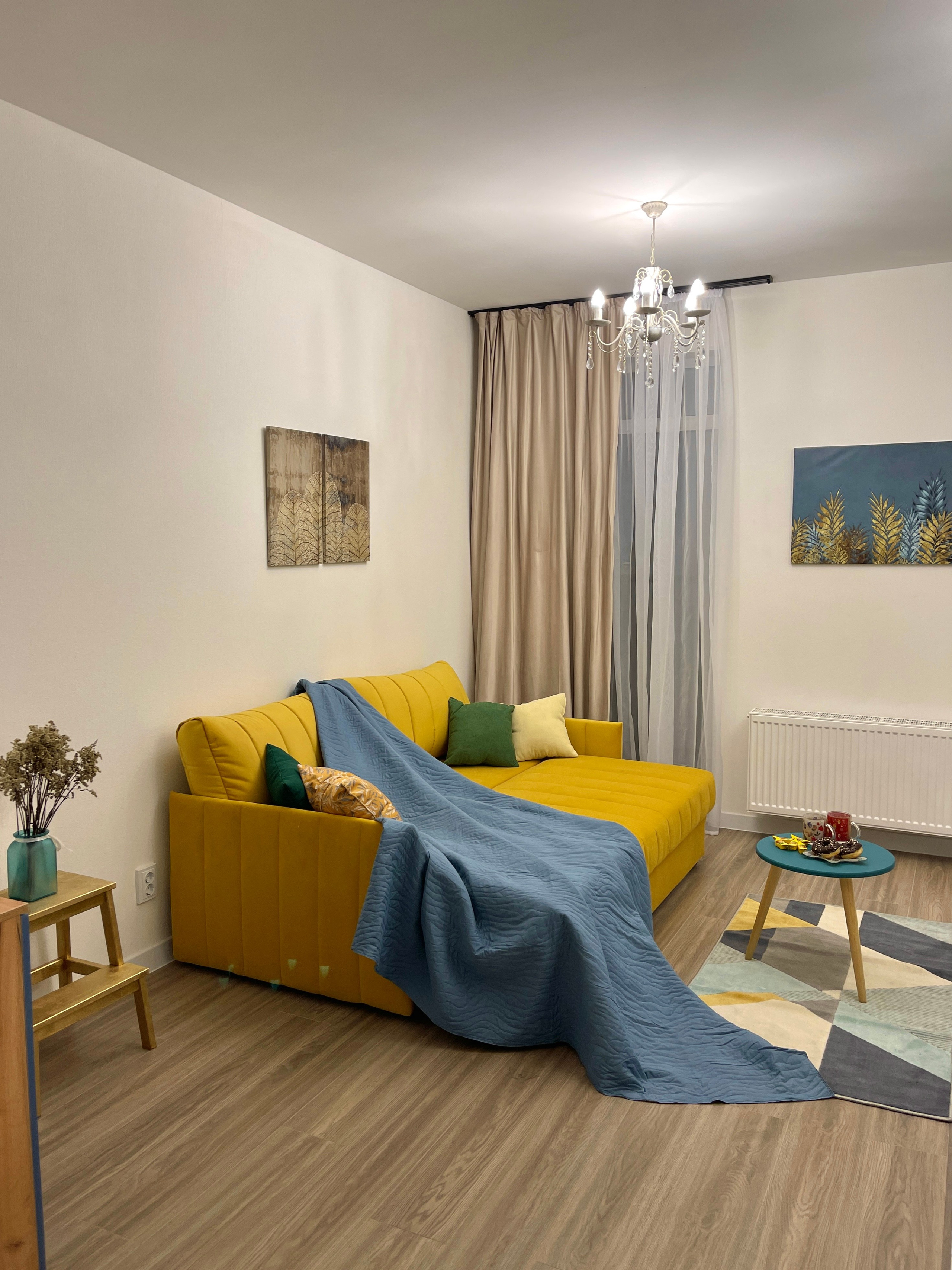 Кейс1: Получили ключи от новой квартиры и нужно было в короткие сроки обставить мебелью и декором для сдачи на долгий срок. Учли расположение квартиры и метраж. Определили портрет потенциального жильца и исходя из этого обставили квартиру. Чтобы выделяться на фоне других квартир, сделали акцент на яркие краски и смешение стилей. Сделали всё для комфортного проживания. и продумали каждую мелочь. В результате квартира очень быстро сдалась. На всё ушло до 250 тыс. руб. за всю мебель, технику и декор.