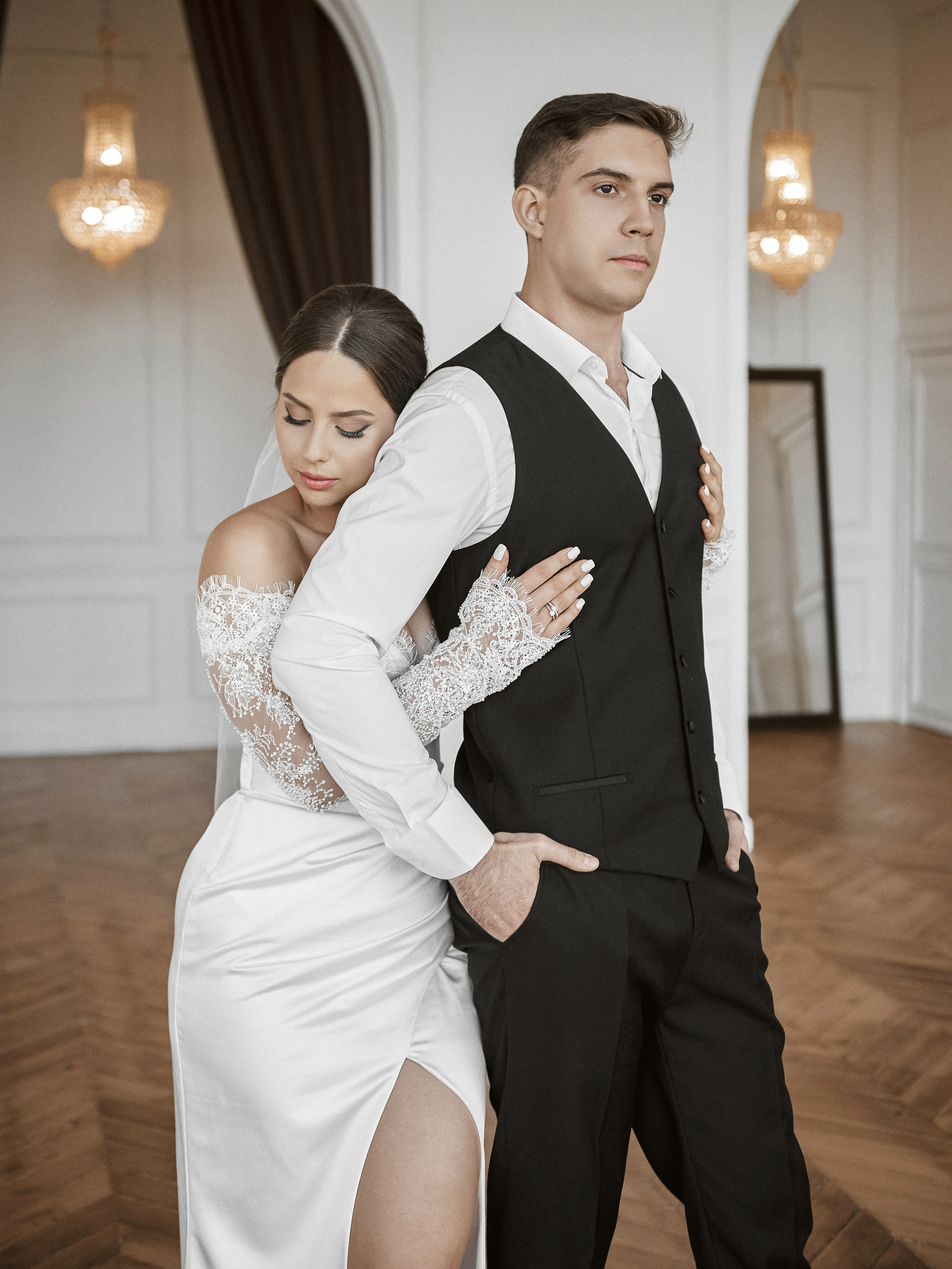 Жених и невеста во время свадебной фотосессии