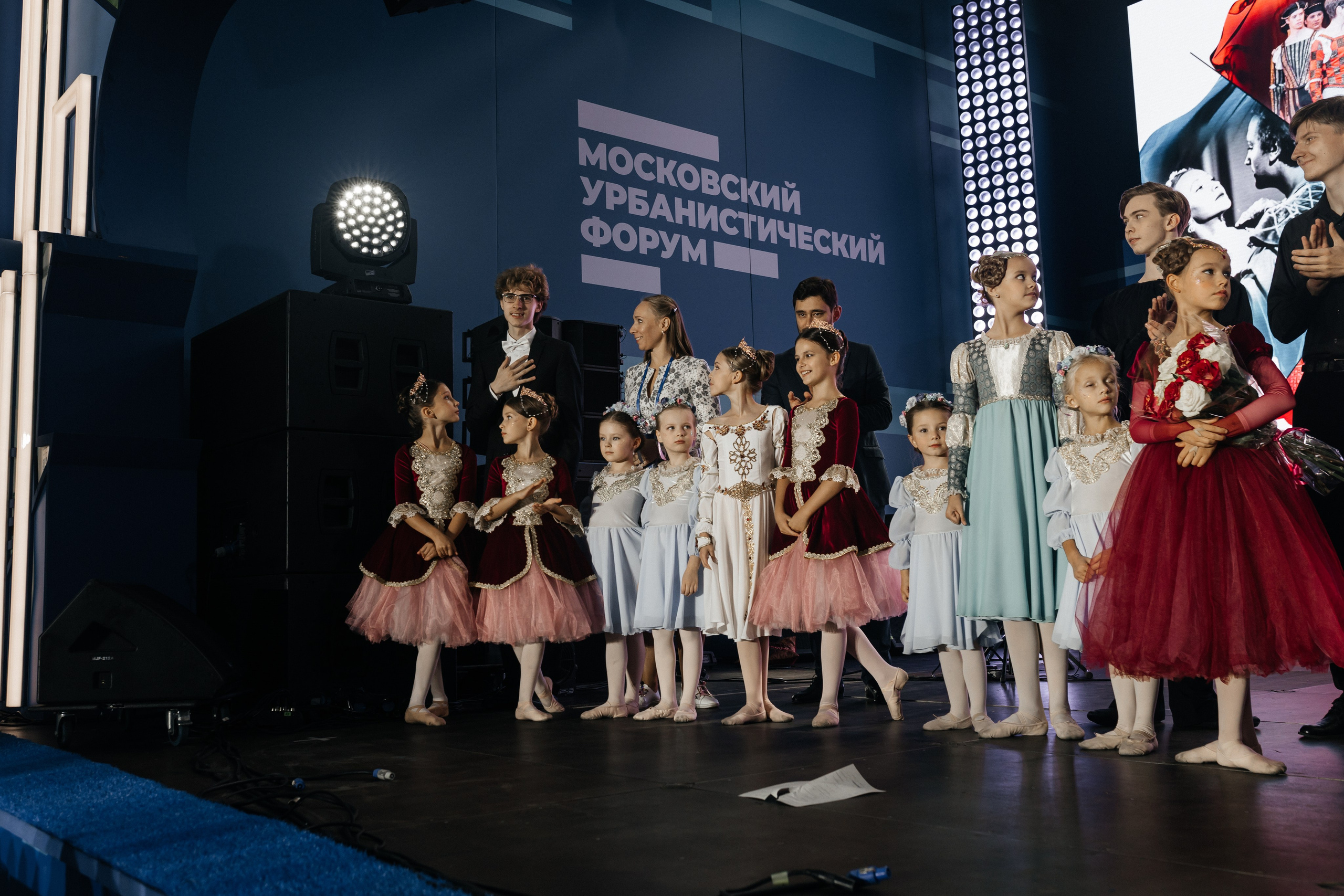 Московский урбанистический форум. Фонд Оксаны Фёдоровой. Ромео и Джульета. Фотограф Наталия Федосова, г. Москва. TG и Instagram @nataliya_raw