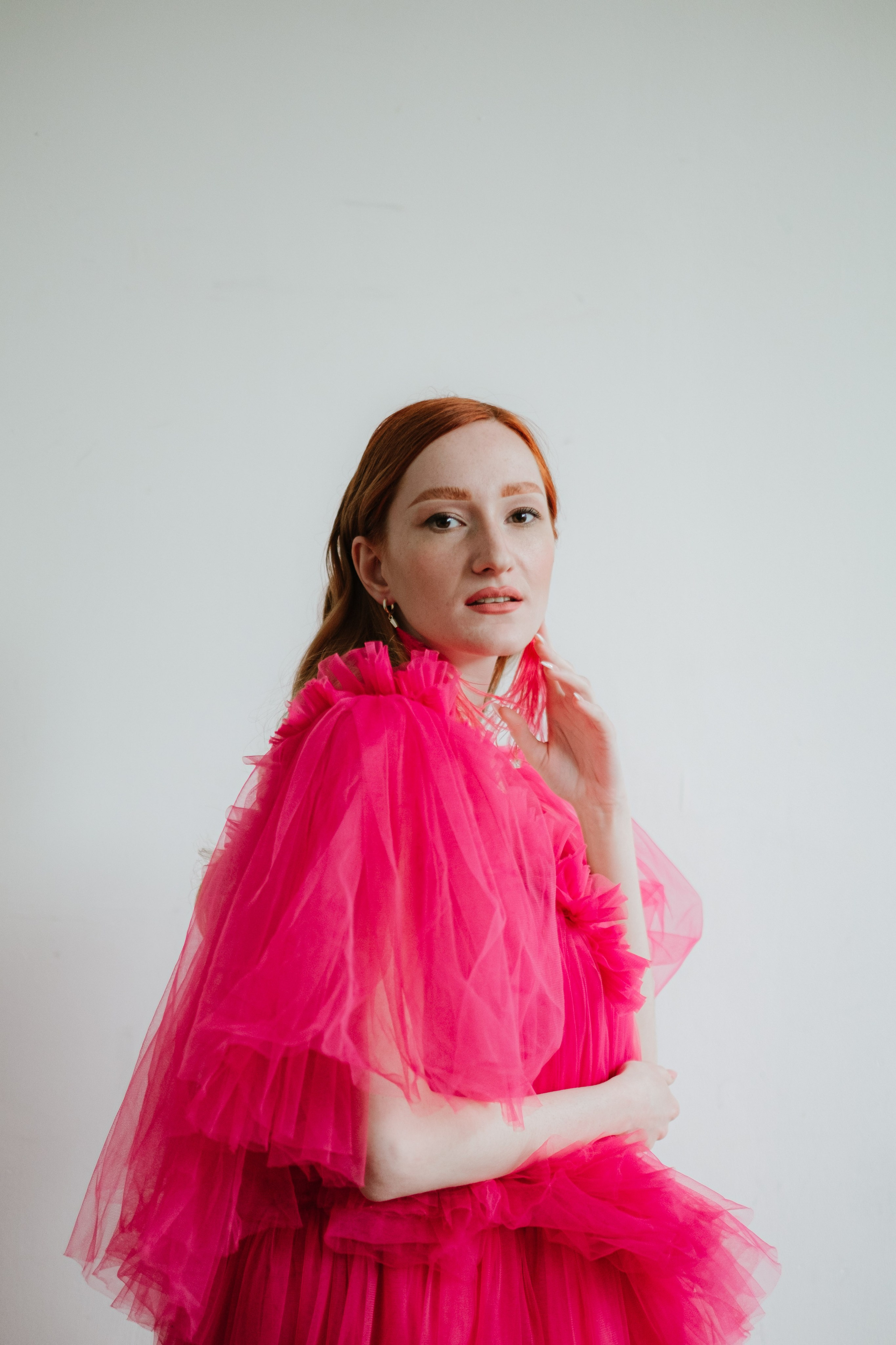 Студийная фотосессия в Москве, с красивым платьем цвета фуксии