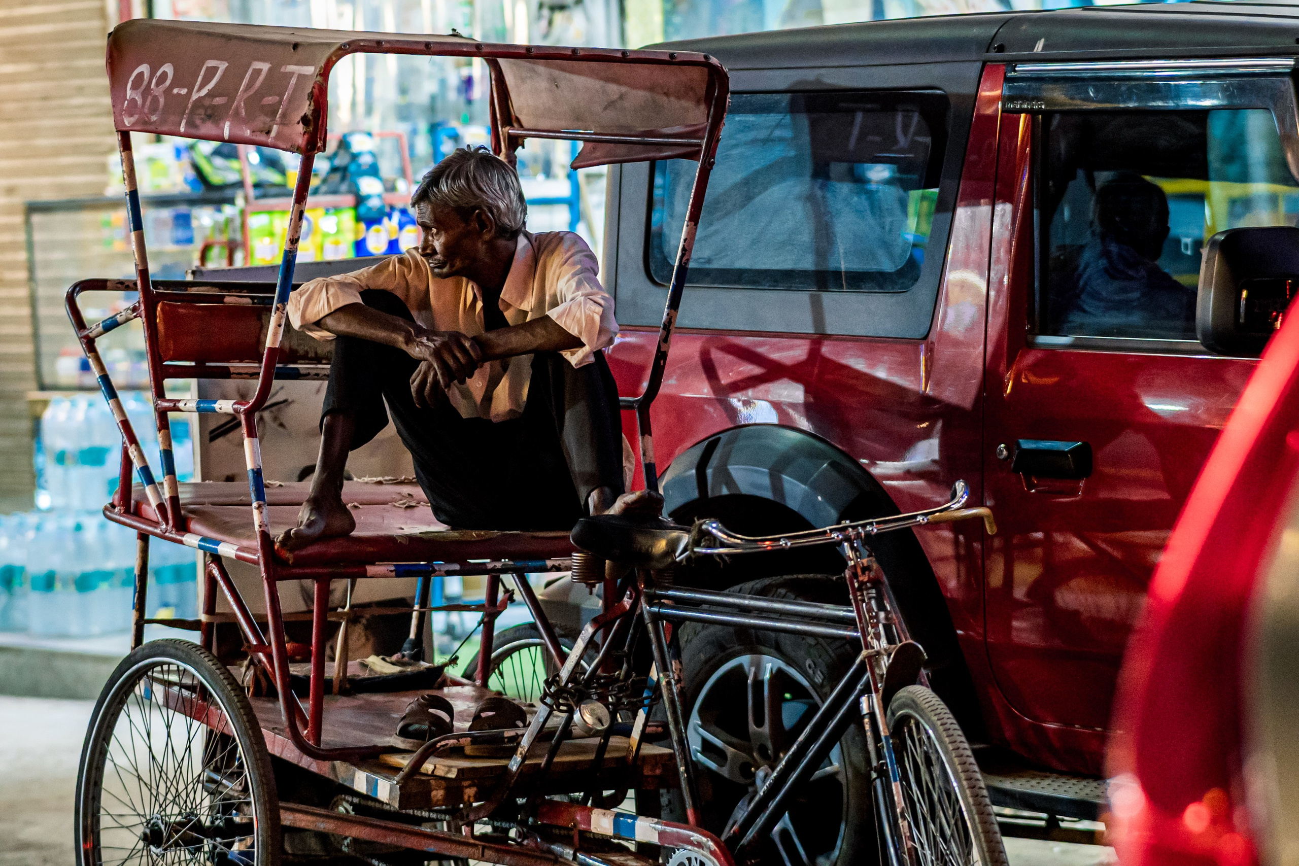 Рынок в Индии, фрукты, специи и люди, уличная зарисовка