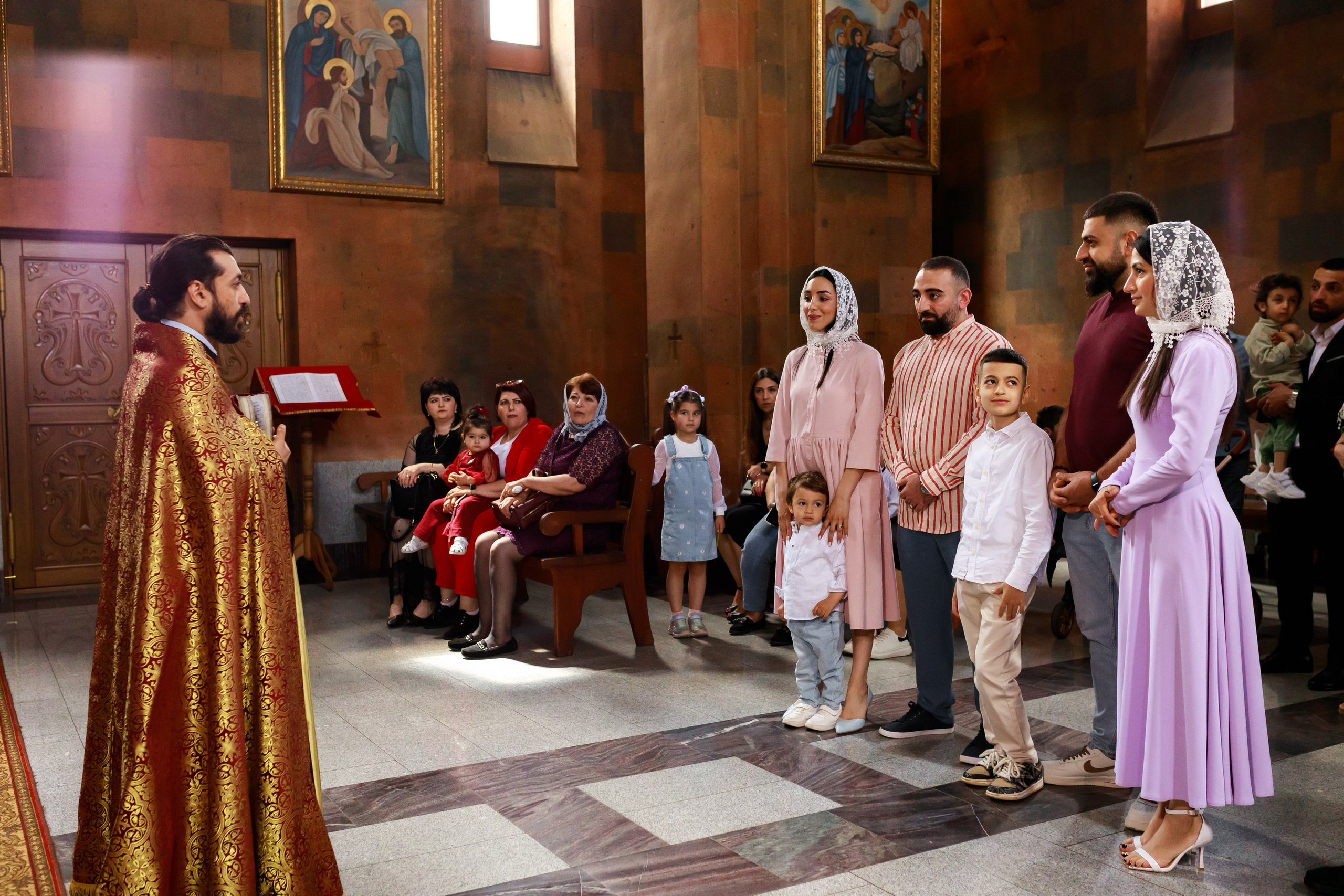 Таинство Крещения в Армянской церкви. Фотограф Тверь. Свадебные, семейные, индивидуальные фотосессии