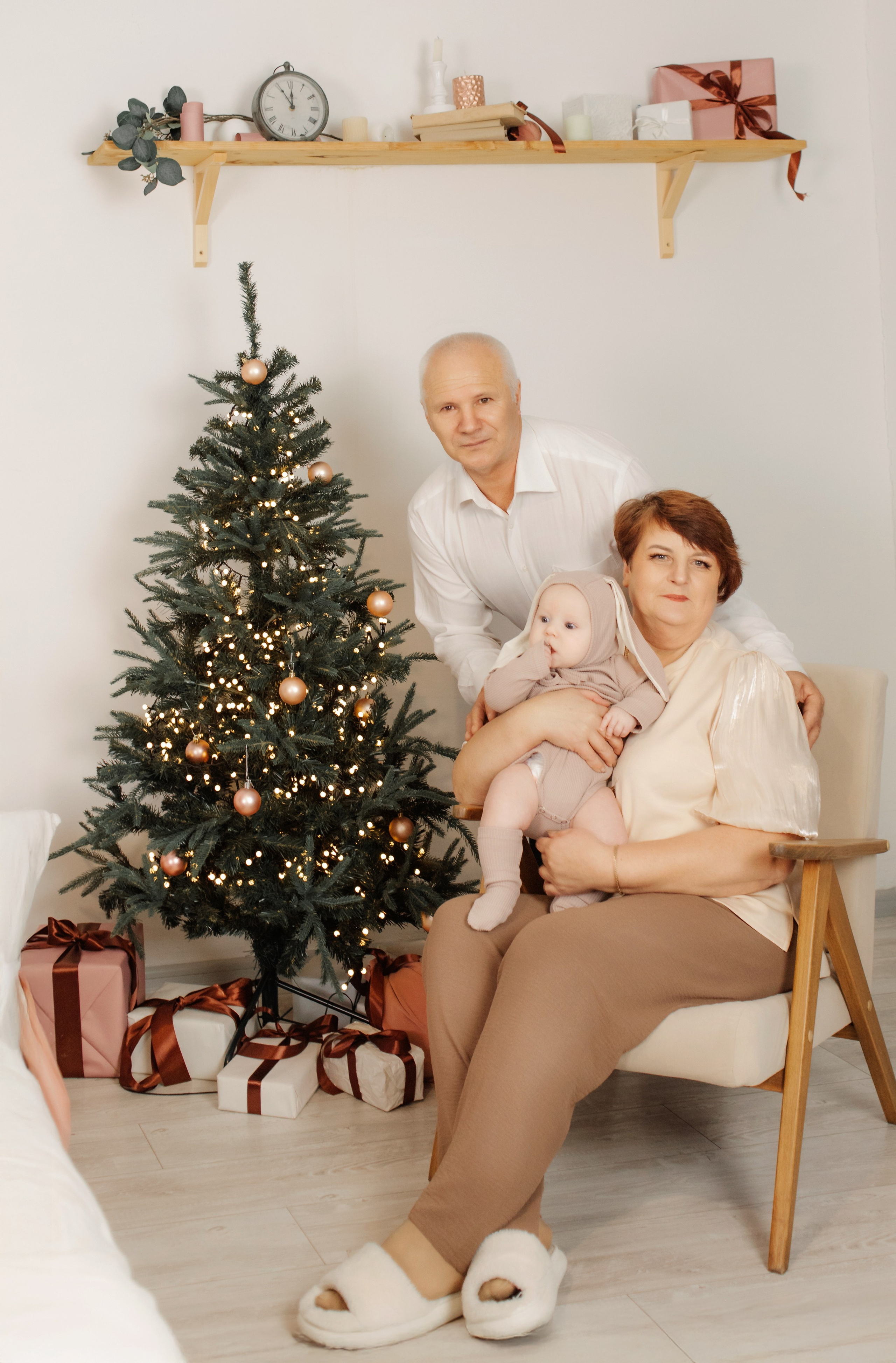 портрет бабушки и дедушки внуком у елочки