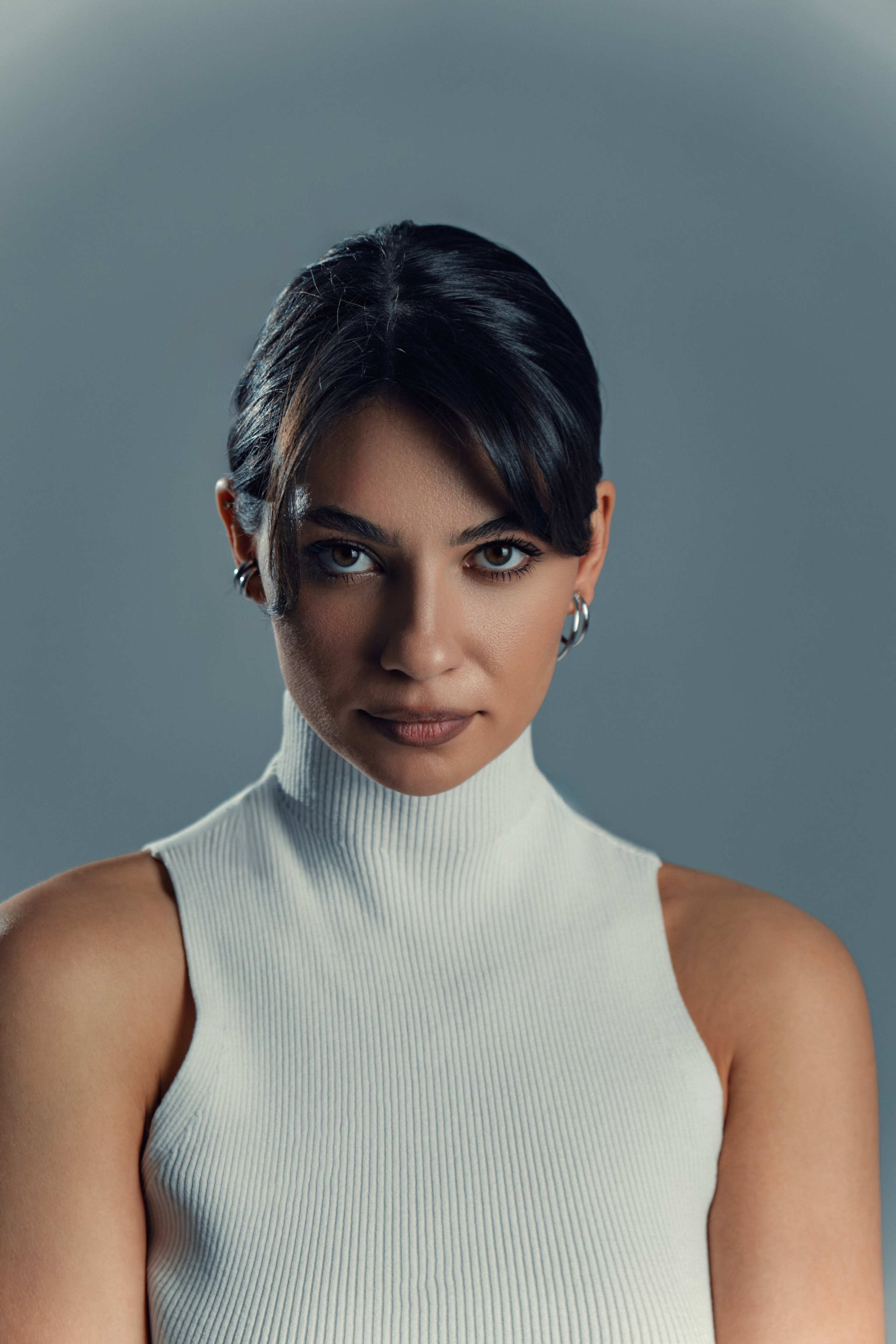 Studio portrait photoshoot on a cyclorama in Kazan - Anton Avanzato